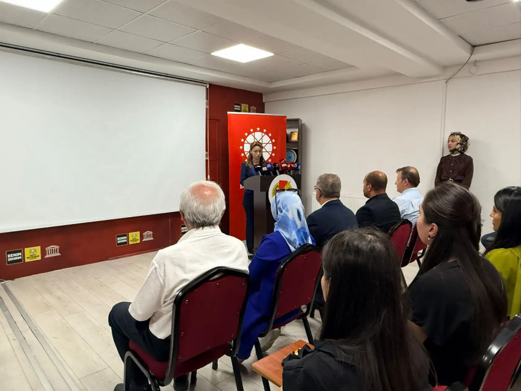 Konya'da gazeteciler masaya yatırdı: Kadına şiddet haberlerinde doğru dil nasıl olmalı?