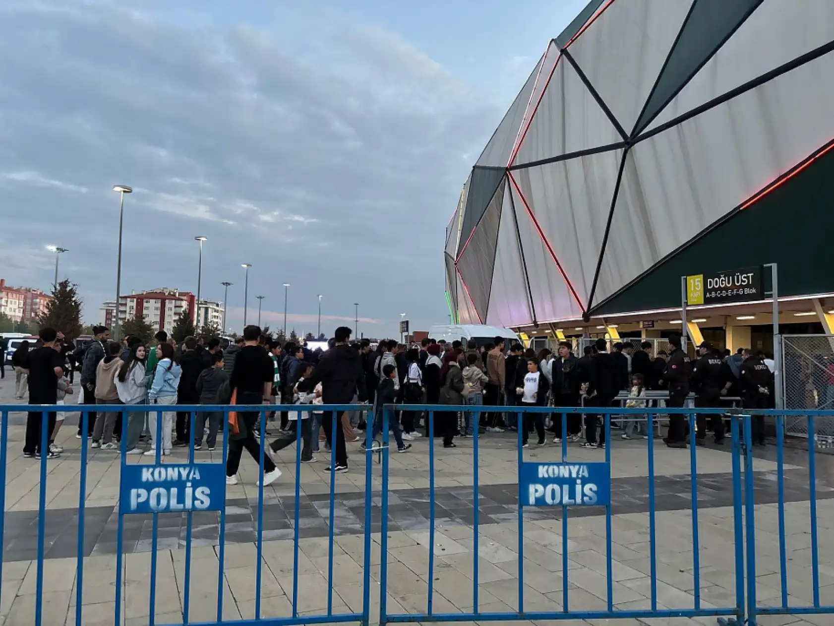 'Stat Dolmaz' dediler, Konyalılar akın etti! 89.59'da verilen mesaj geceye damga vurdu
