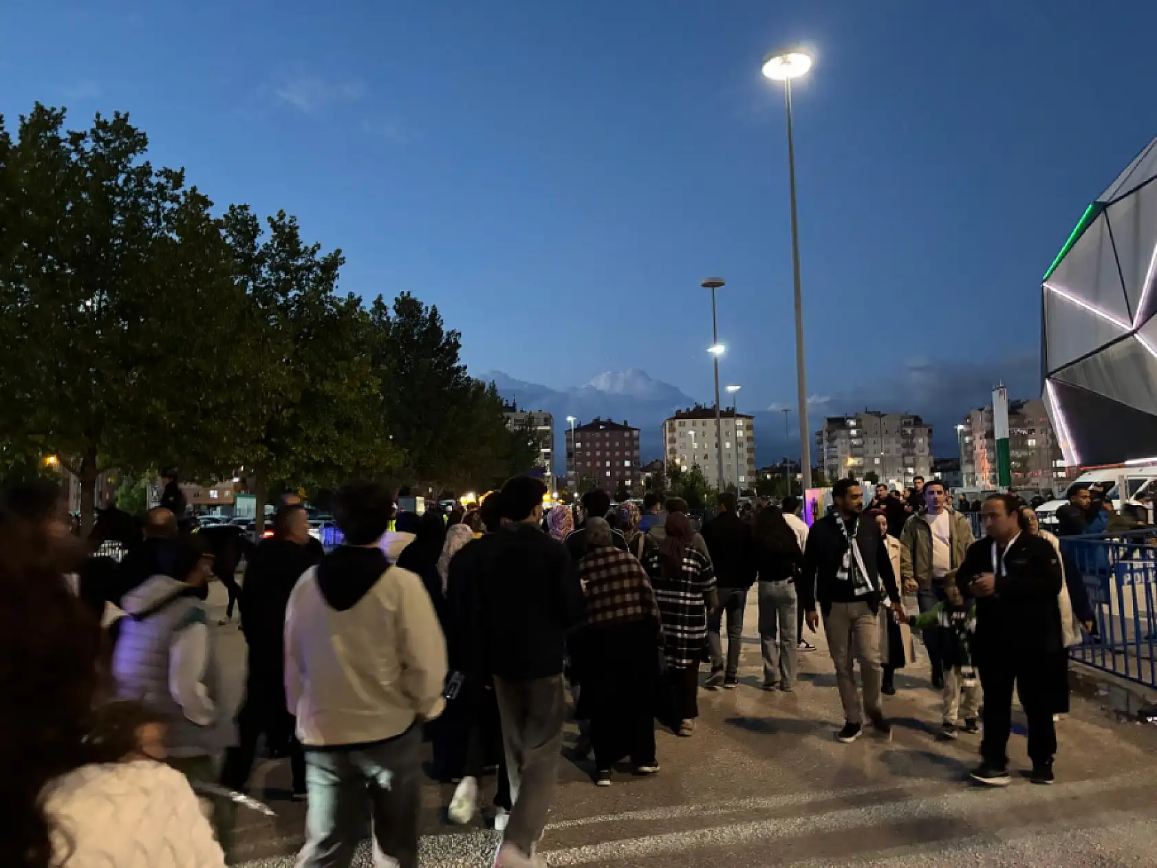 'Stat Dolmaz' dediler, Konyalılar akın etti! 89.59'da verilen mesaj geceye damga vurdu