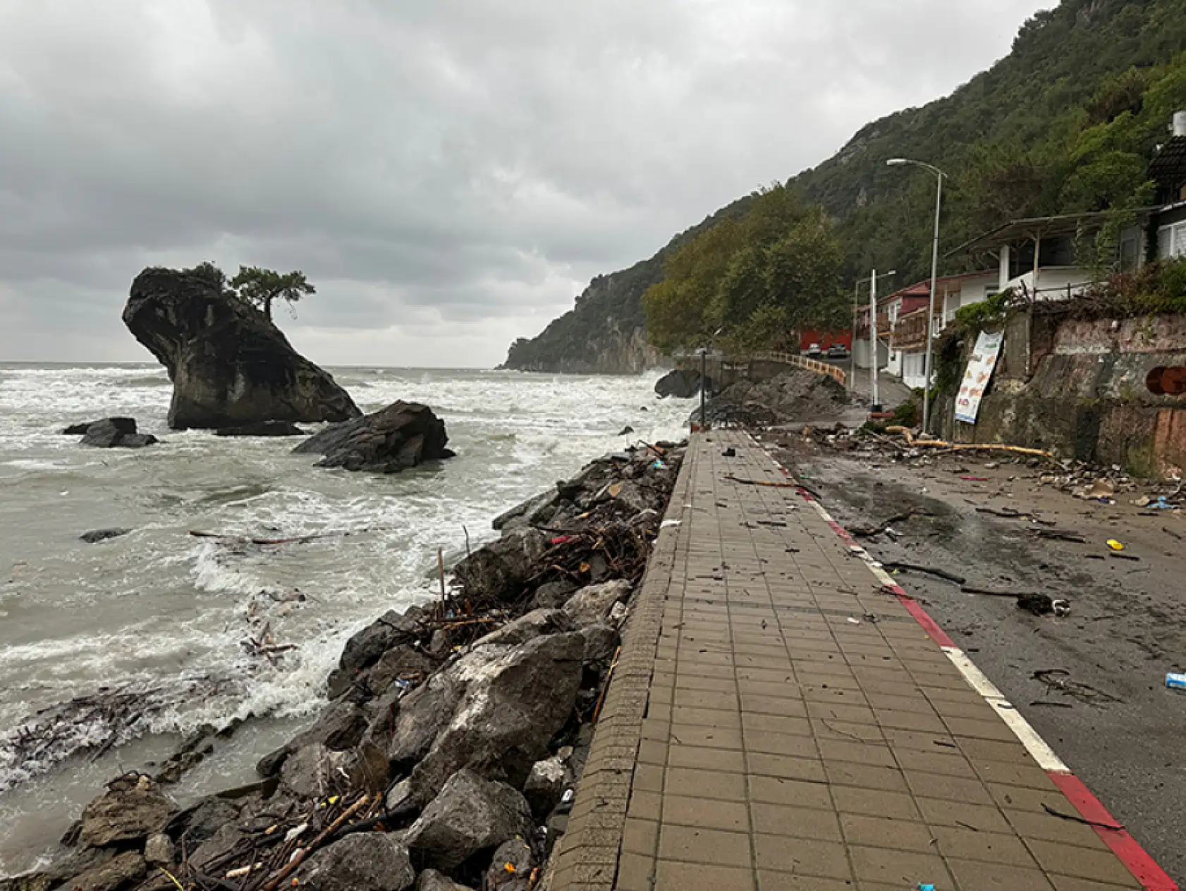 Yağışlardan sonra İnkumu sahili atıklardan geçmedi!