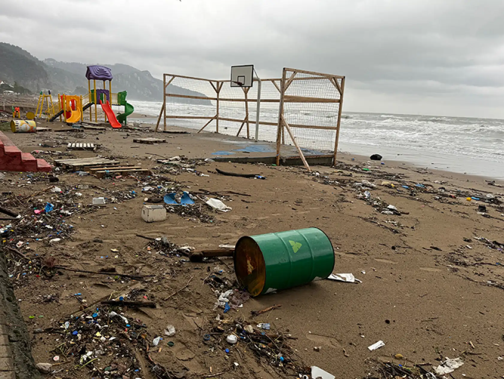 Yağışlardan sonra İnkumu sahili atıklardan geçmedi!