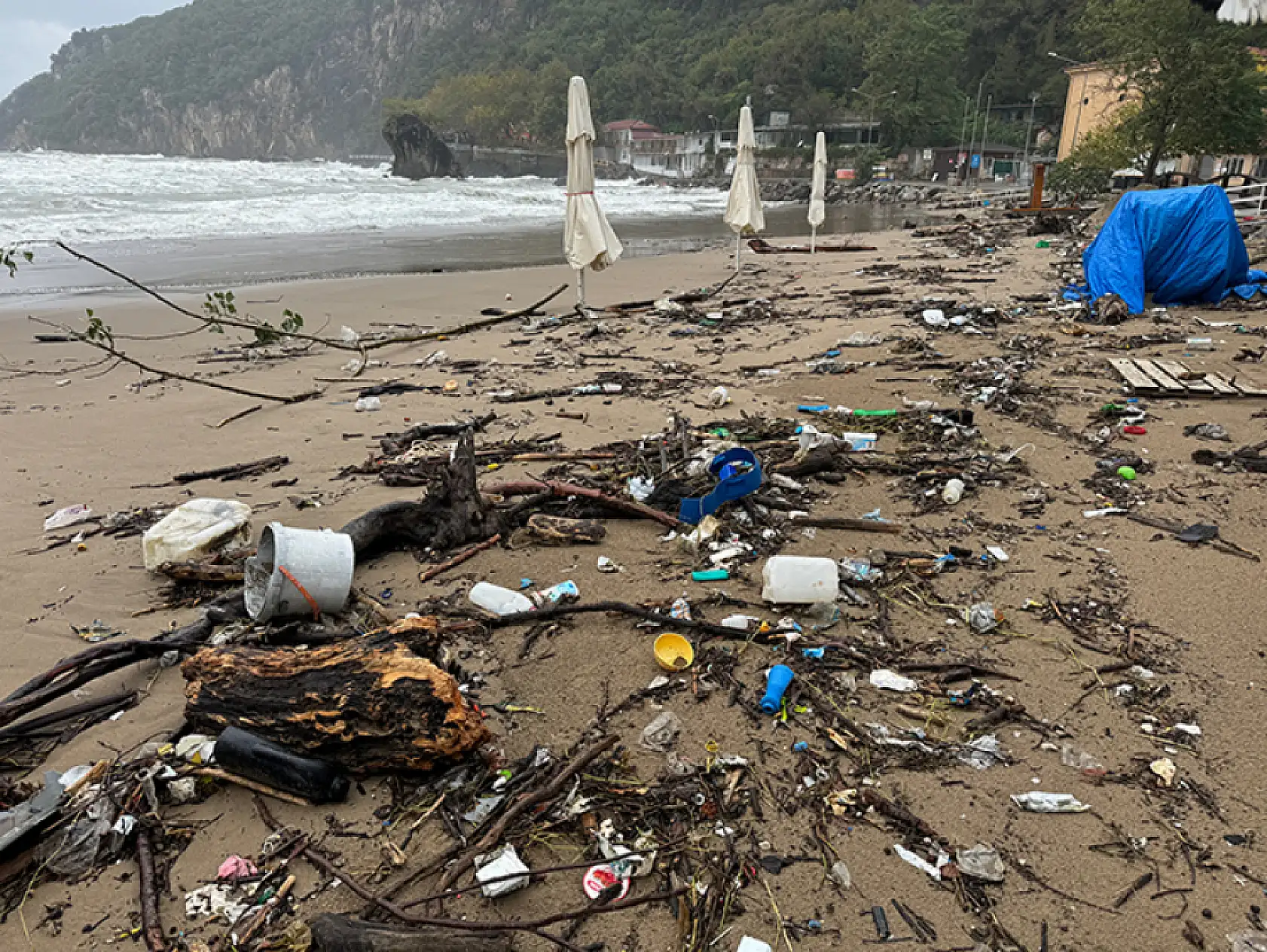 Yağışlardan sonra İnkumu sahili atıklardan geçmedi!