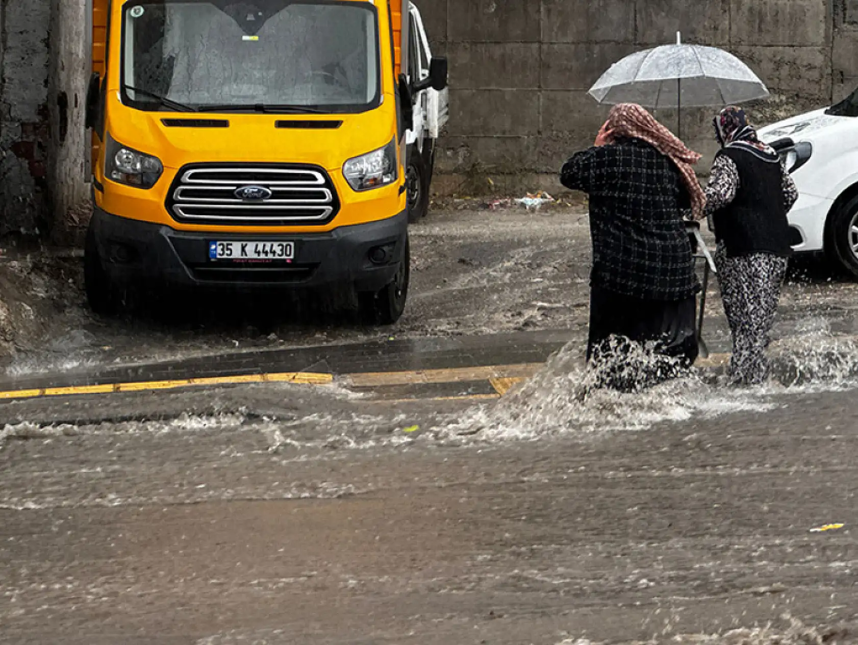 Sağanak yağışla hayatı felç etti!