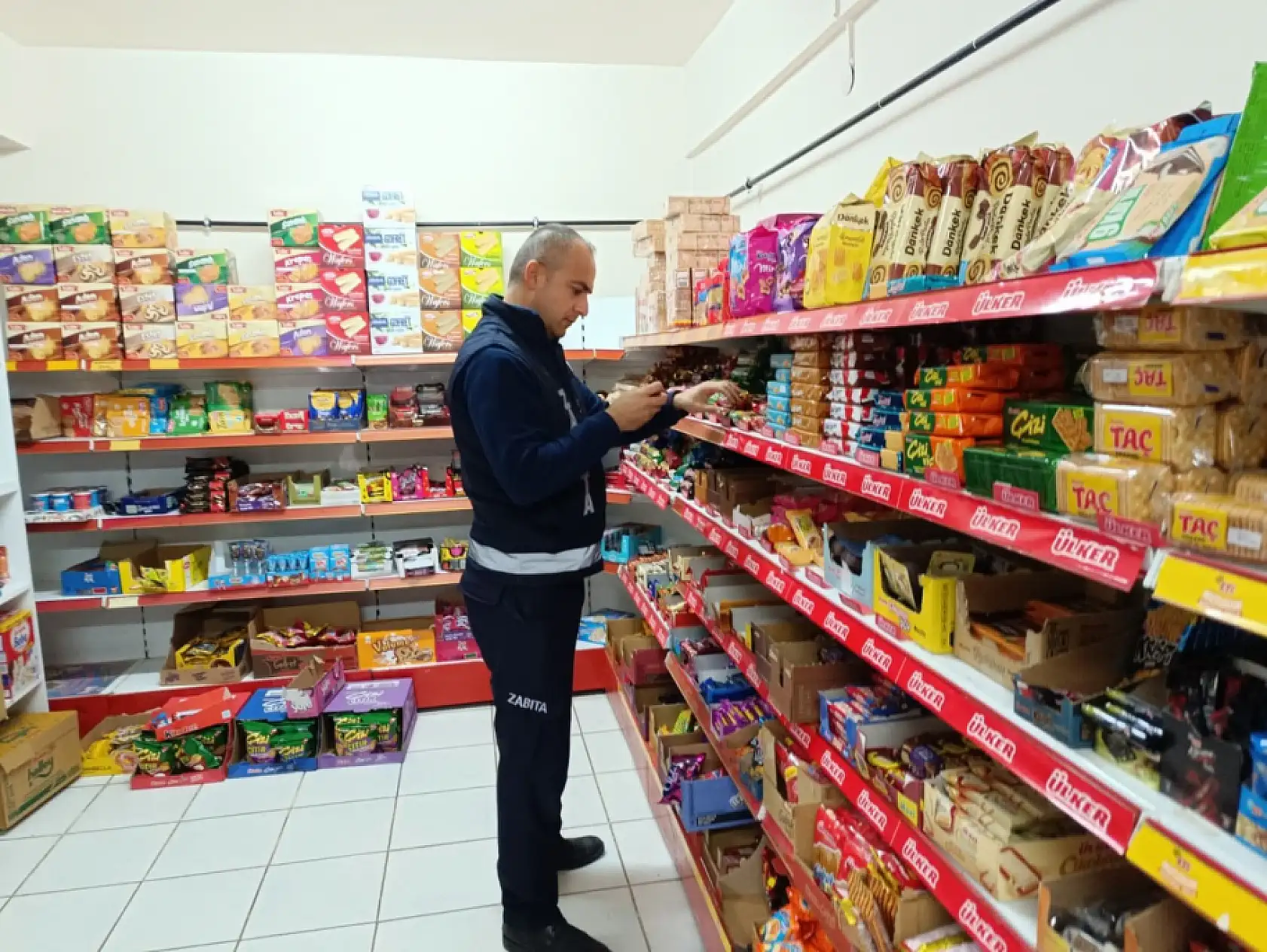 Konya'da 2 işletmeye yasal işlem! Tarihi geçmiş çok sayıda ürün imha edildi