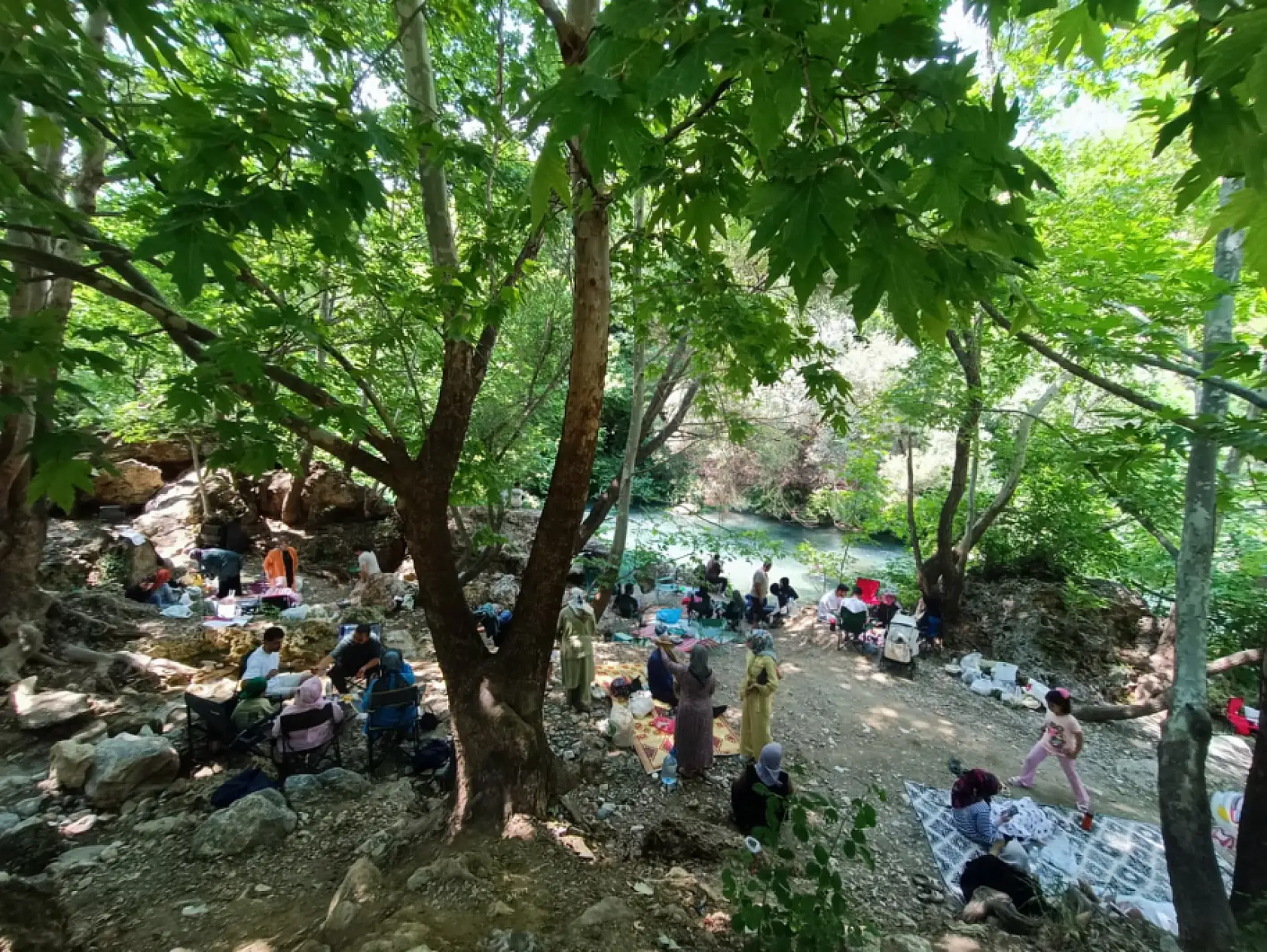 Konya'da bunaltıcı sıcaklara ilaç gibi gelen adres: Buz gibi suyu gören kendini içine bıraktı!