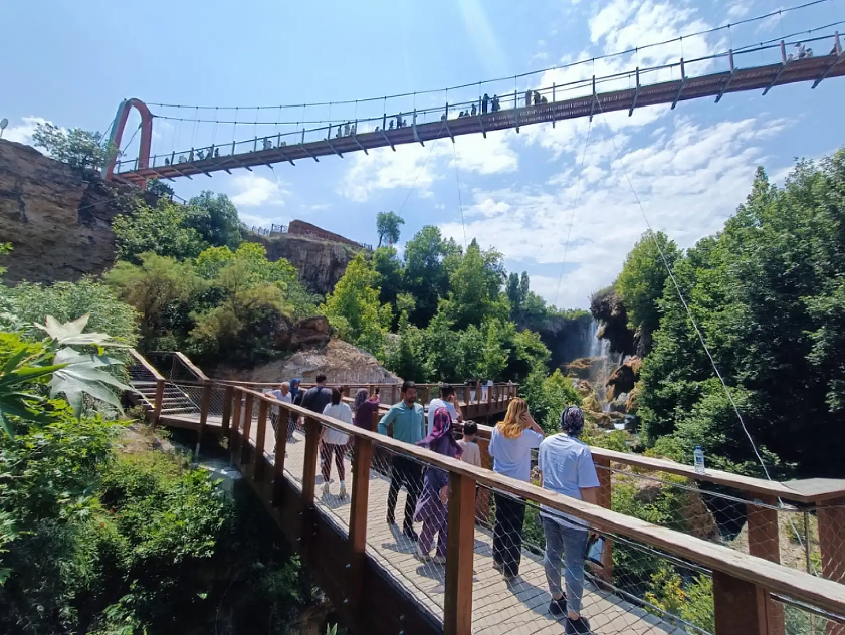 Konya'da bunaltıcı sıcaklara ilaç gibi gelen adres: Buz gibi suyu gören kendini içine bıraktı!