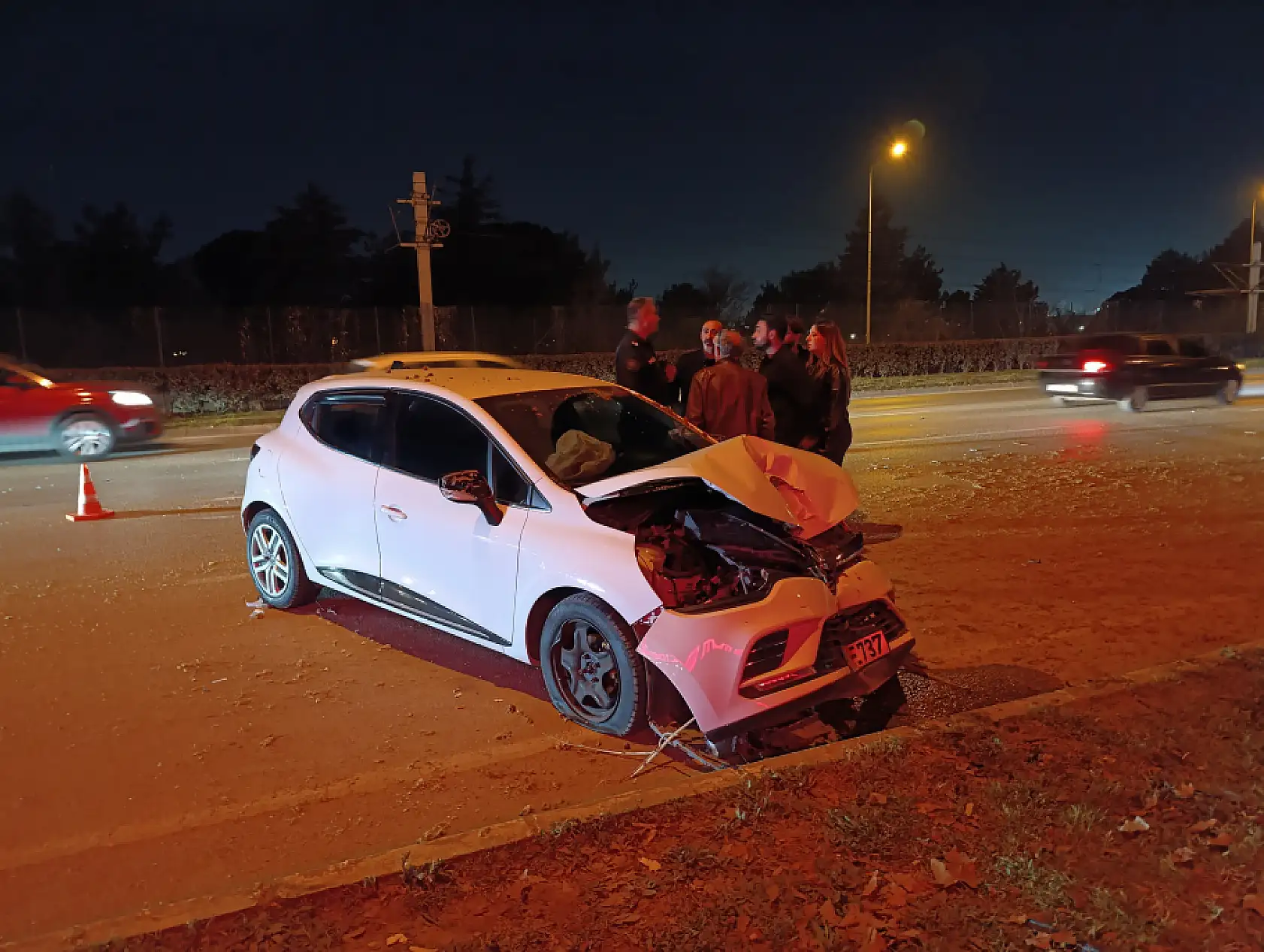 3 aracın karıştığı zincirleme kazada 5 kişi yaralandı!