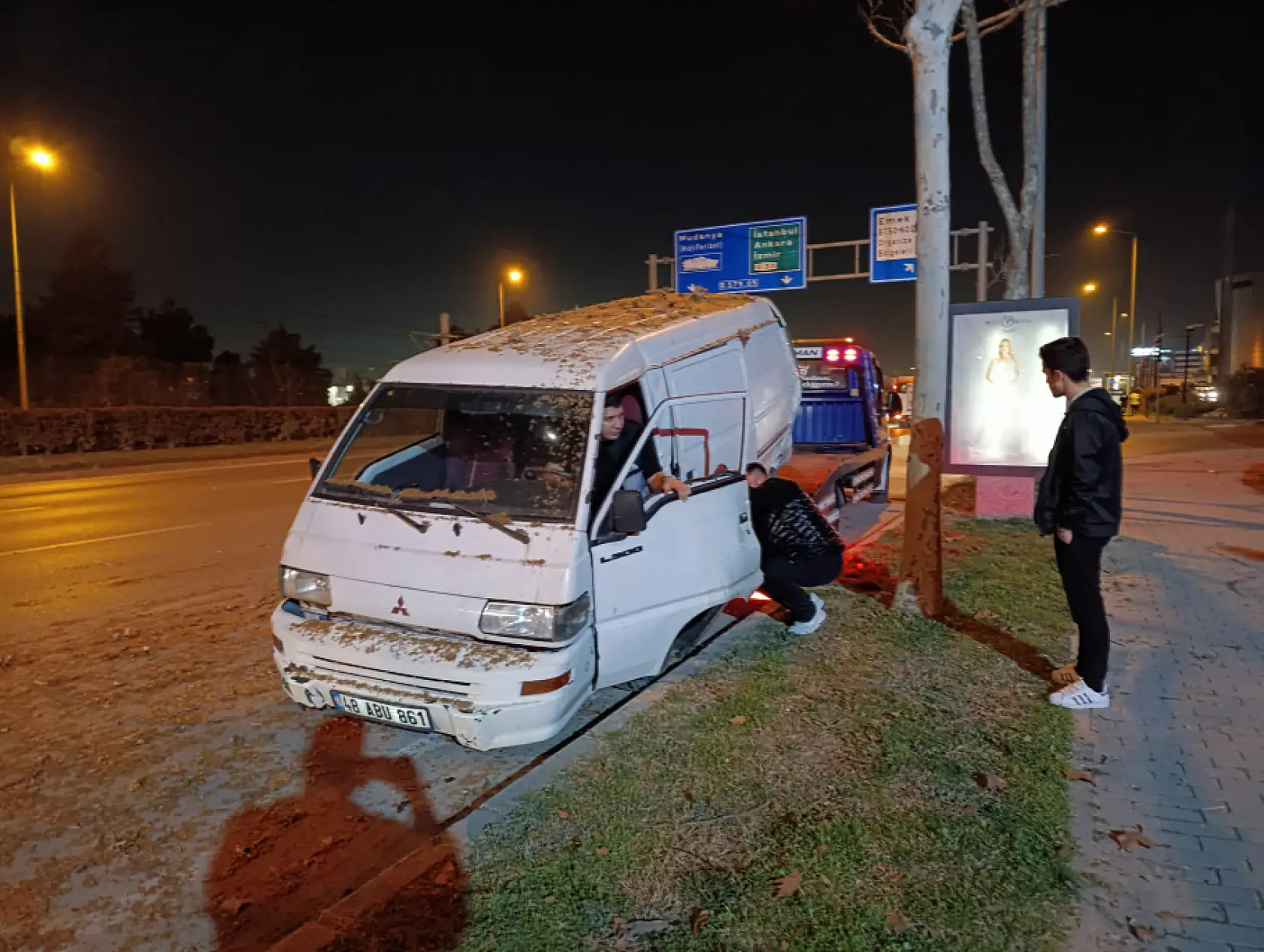 3 aracın karıştığı zincirleme kazada 5 kişi yaralandı!