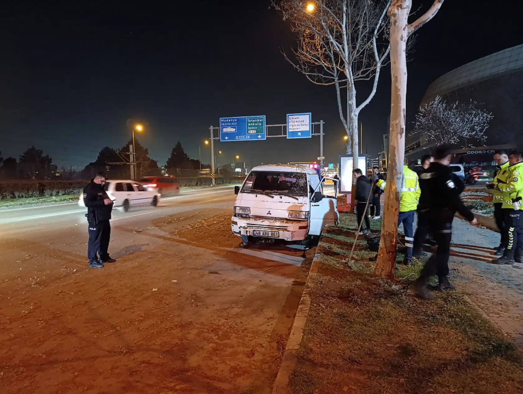 3 aracın karıştığı zincirleme kazada 5 kişi yaralandı!