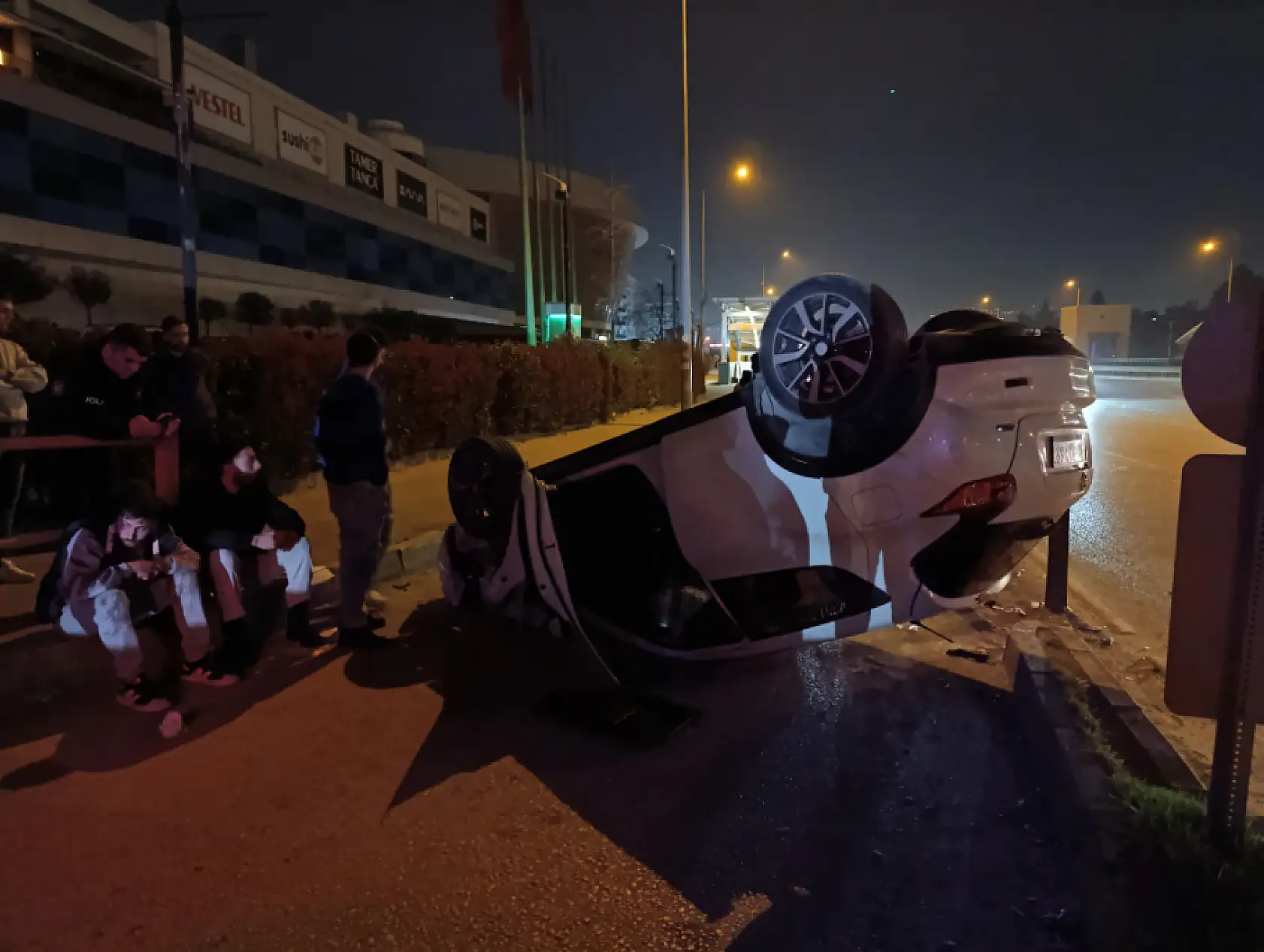 3 aracın karıştığı zincirleme kazada 5 kişi yaralandı!