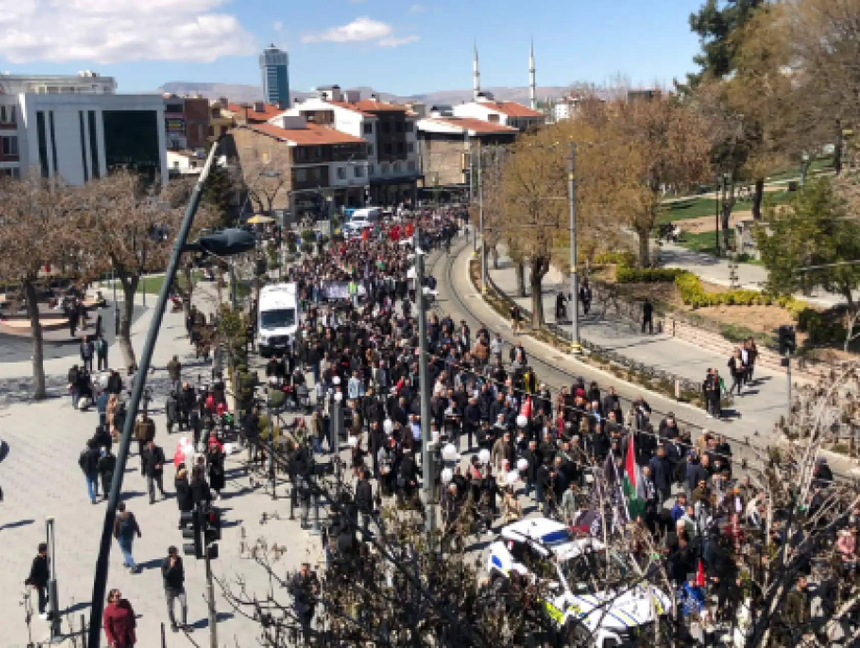 Konya'da binlerce kişi İsrail'in saldırılarını protesto etti!