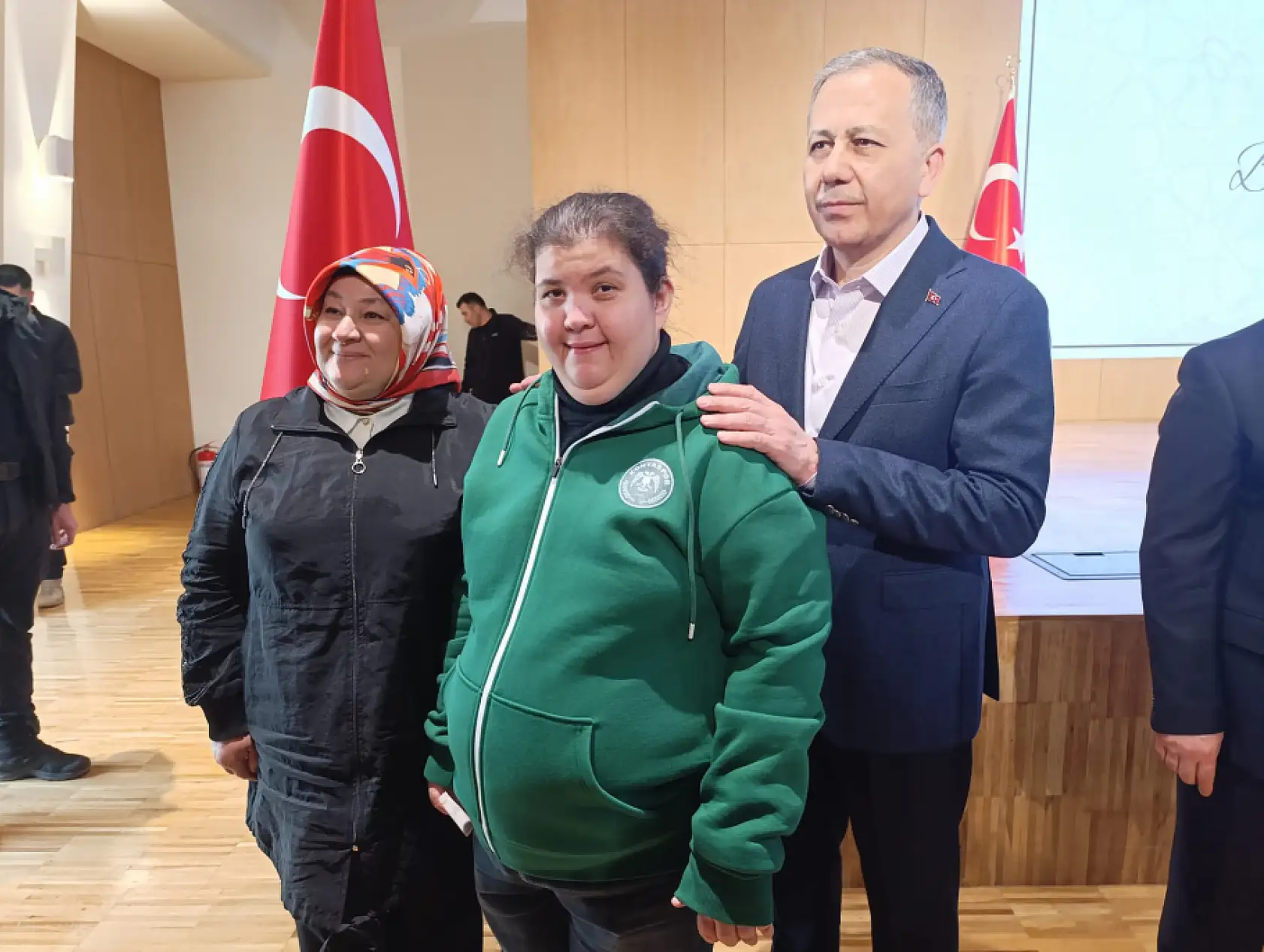 Konya'da bulunan Bakan Yerlikaya'ya hemşehrilerinden  sevgi seli!