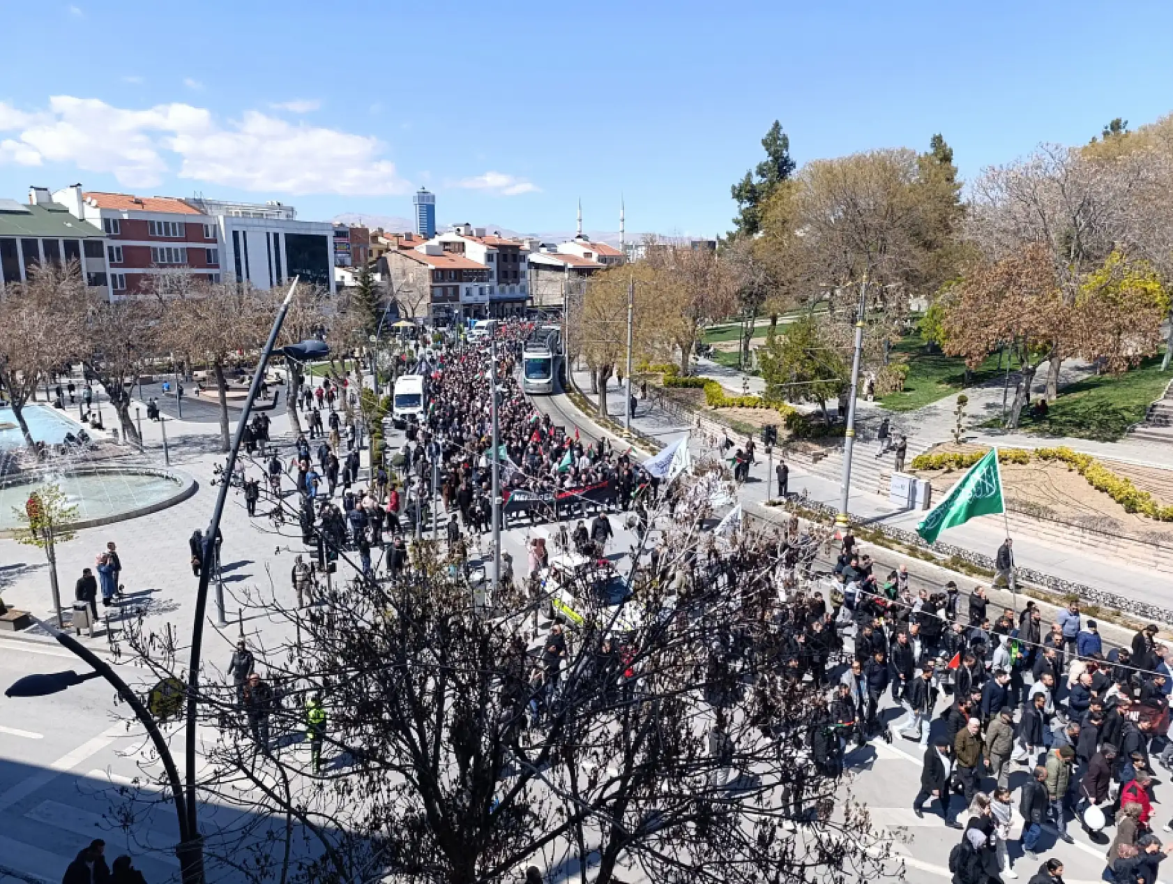 Konya'da binlerce kişi İsrail'in saldırılarını protesto etti!