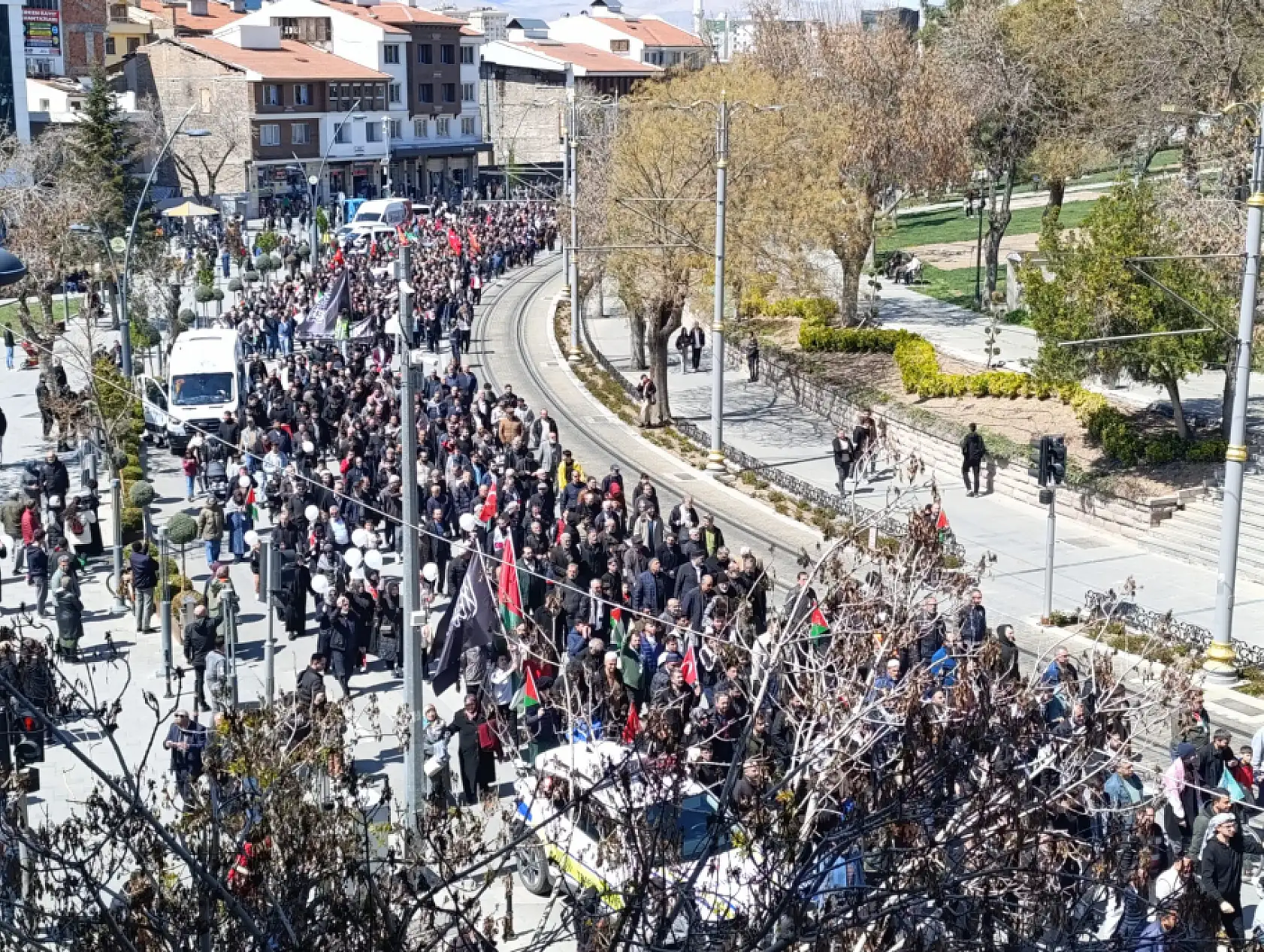 Konya'da binlerce kişi İsrail'in saldırılarını protesto etti!