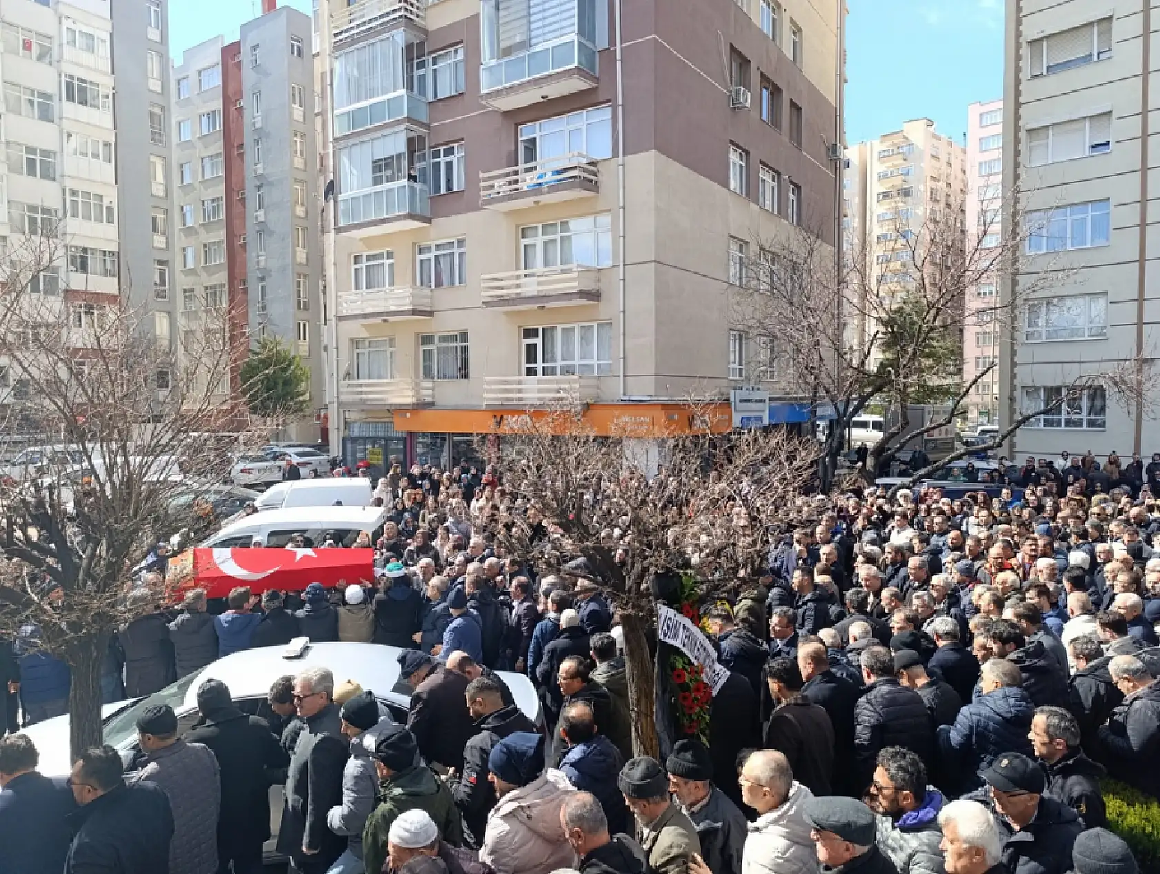 Öğrencisi tarafından öldürülen Fatma öğretmen Konya'da son yolculuğuna uğurlandı!