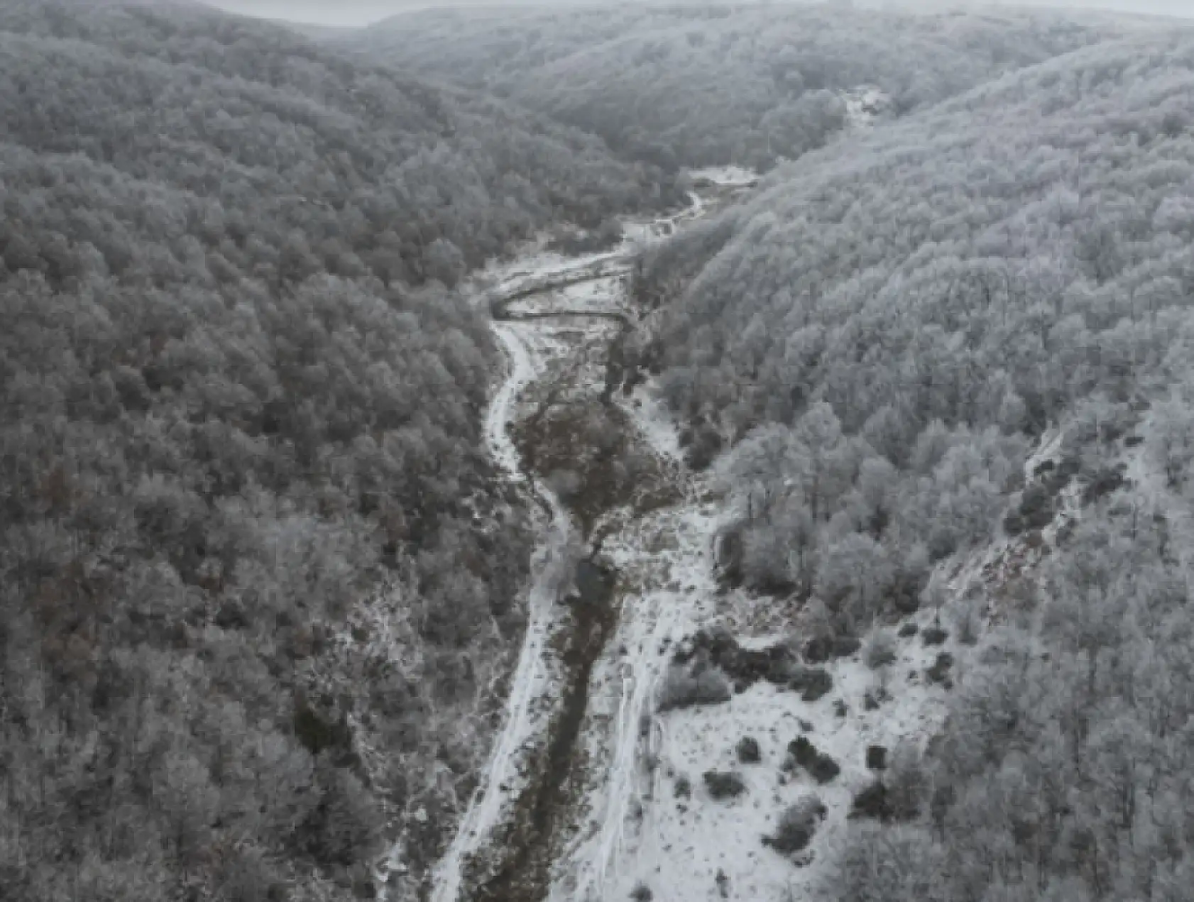 Dağlık alanda etkili ola kar yağışı güzelliğiyle mest etti!