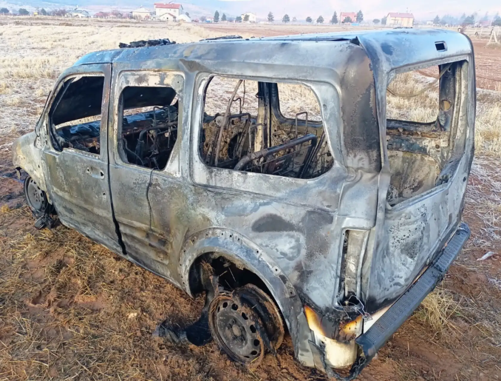 Konya'da korkutan yangın: Ev ve araba küle döndü!