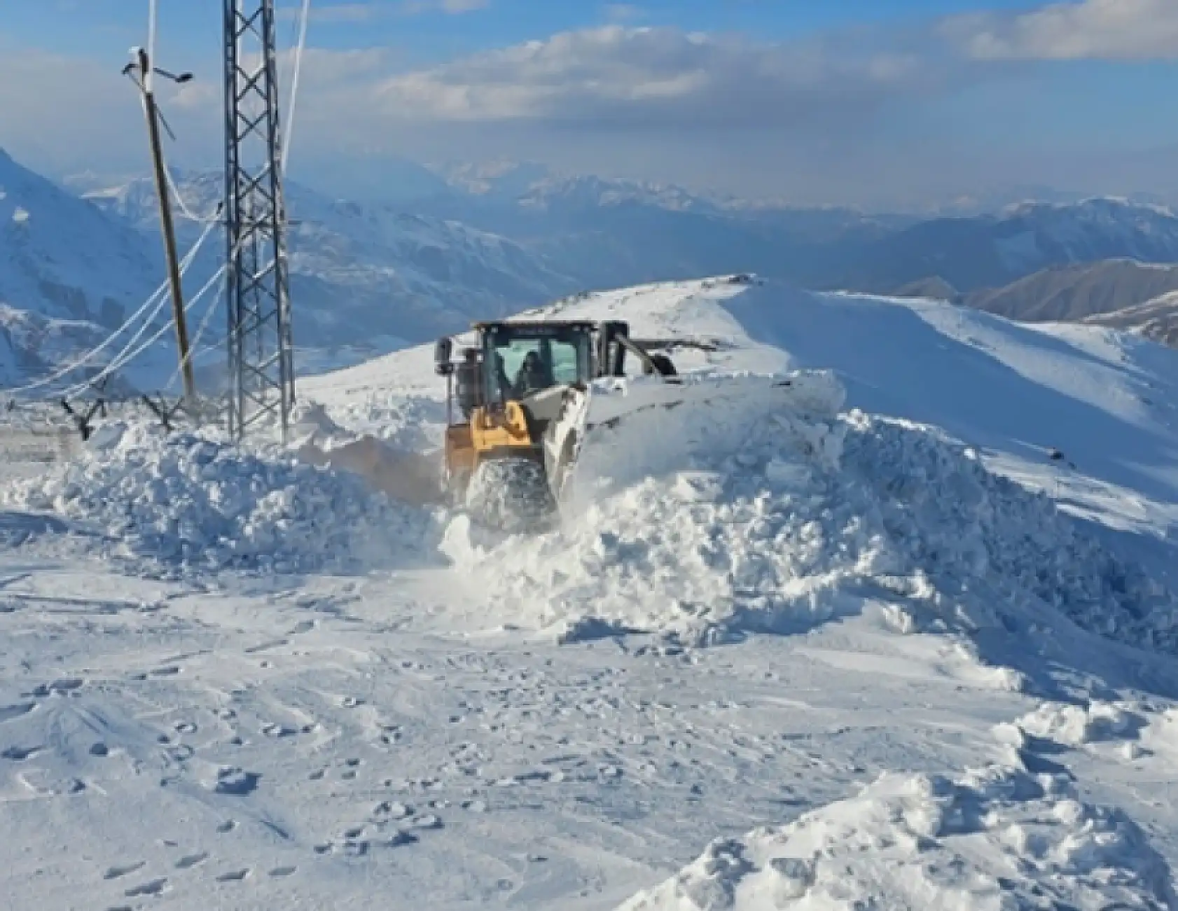 Kar kalınlığı 2 metreyi buldu: Ekipler çalışma başlattı!