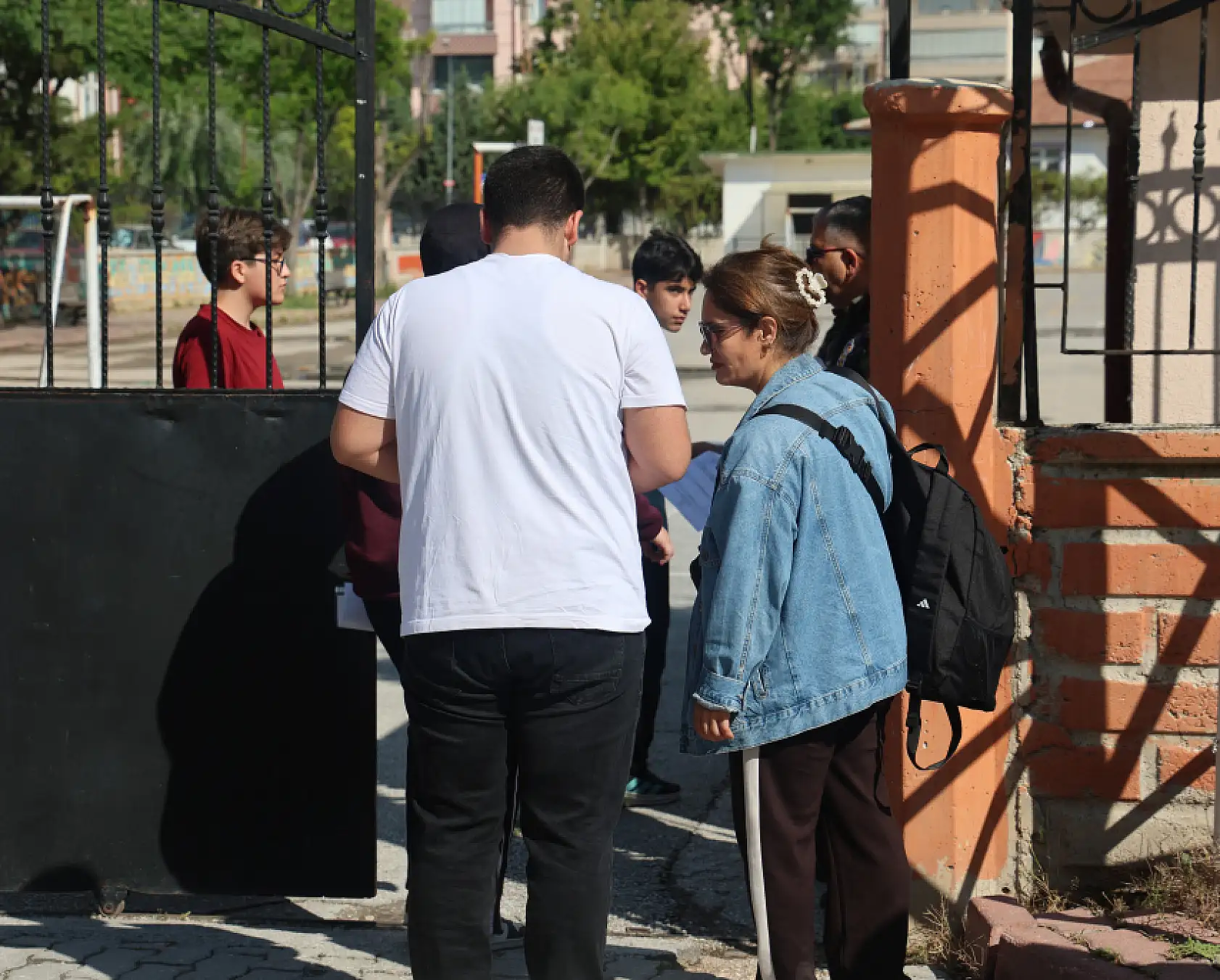 Konya'da öğrenciler sınavda, veliler kampta