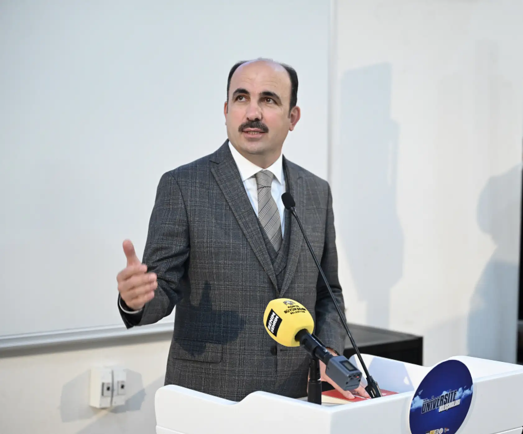 Konya'da tıp öğrencileriyle buluşan Altay'dan vicdan vurgusu