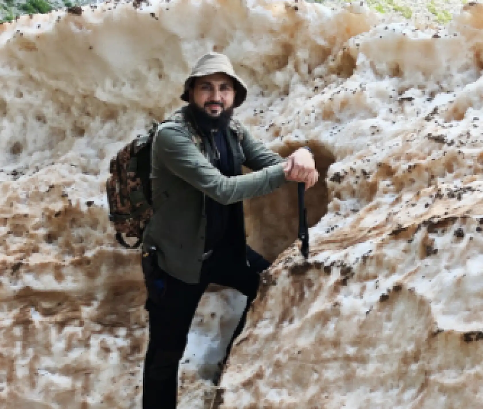 Konya'da 2 mevsim bir arada: Kekik topladı, kar avuçladı!