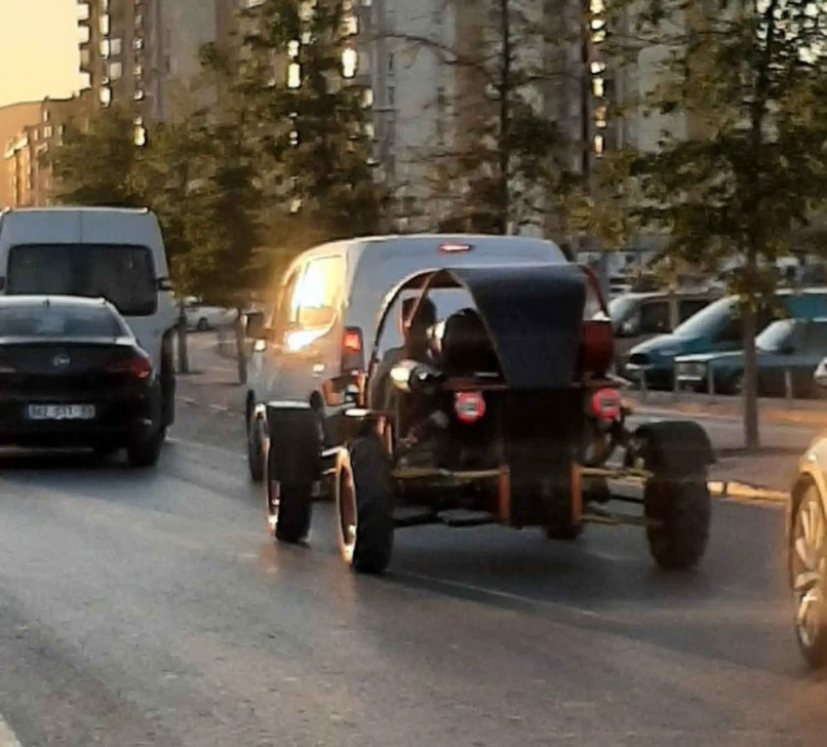 Konya Trafiğinde Görülen Sıradışı Araç Merak Uyandırıyor