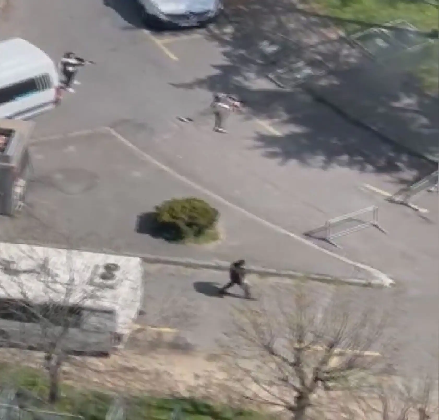 Konsolosluk yakınında silahlı çatışma: 2 polis yaralı, 3 şüpheli etkisiz hale getirildi