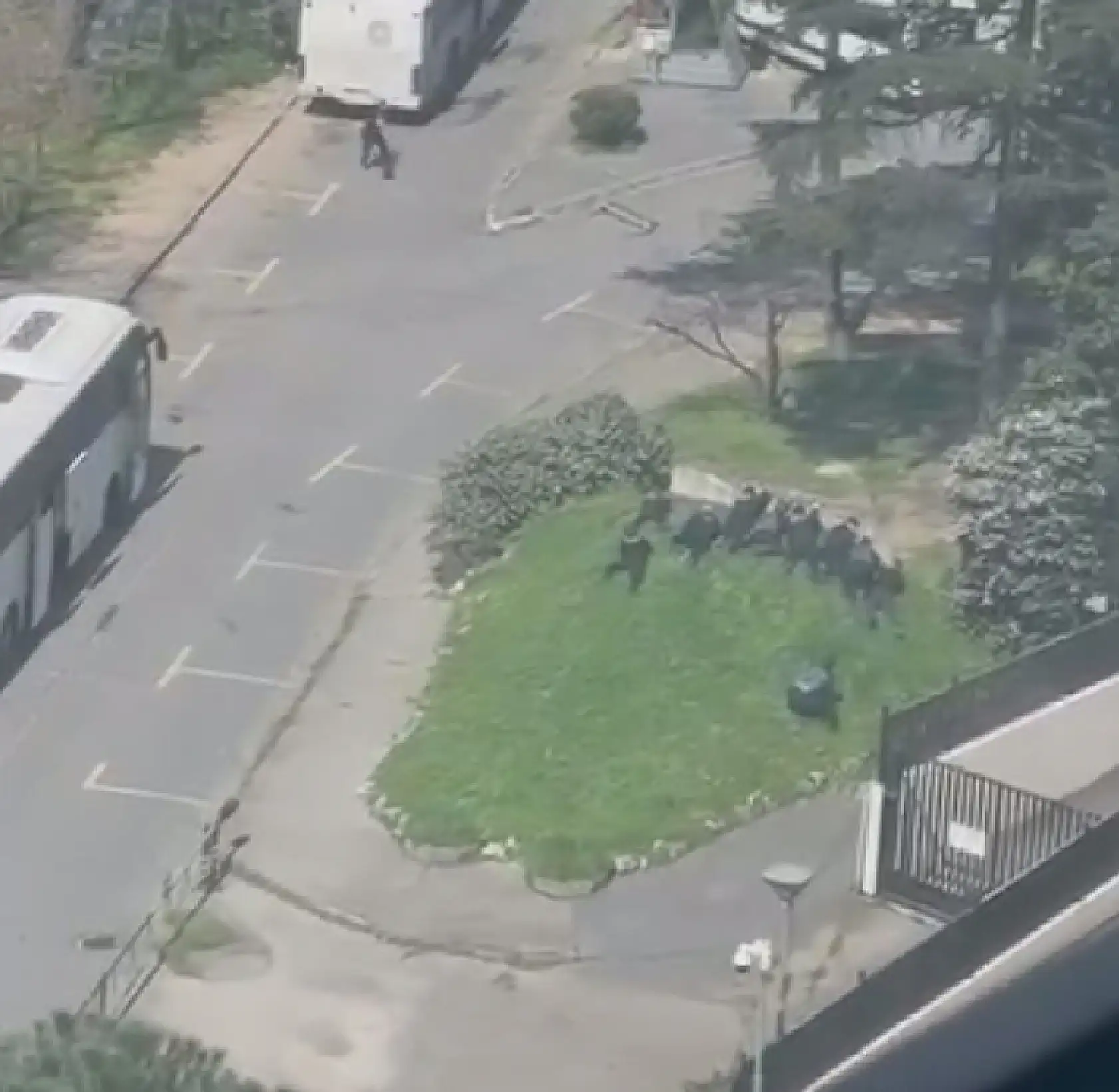 Konsolosluk yakınında silahlı çatışma: 2 polis yaralı, 3 şüpheli etkisiz hale getirildi