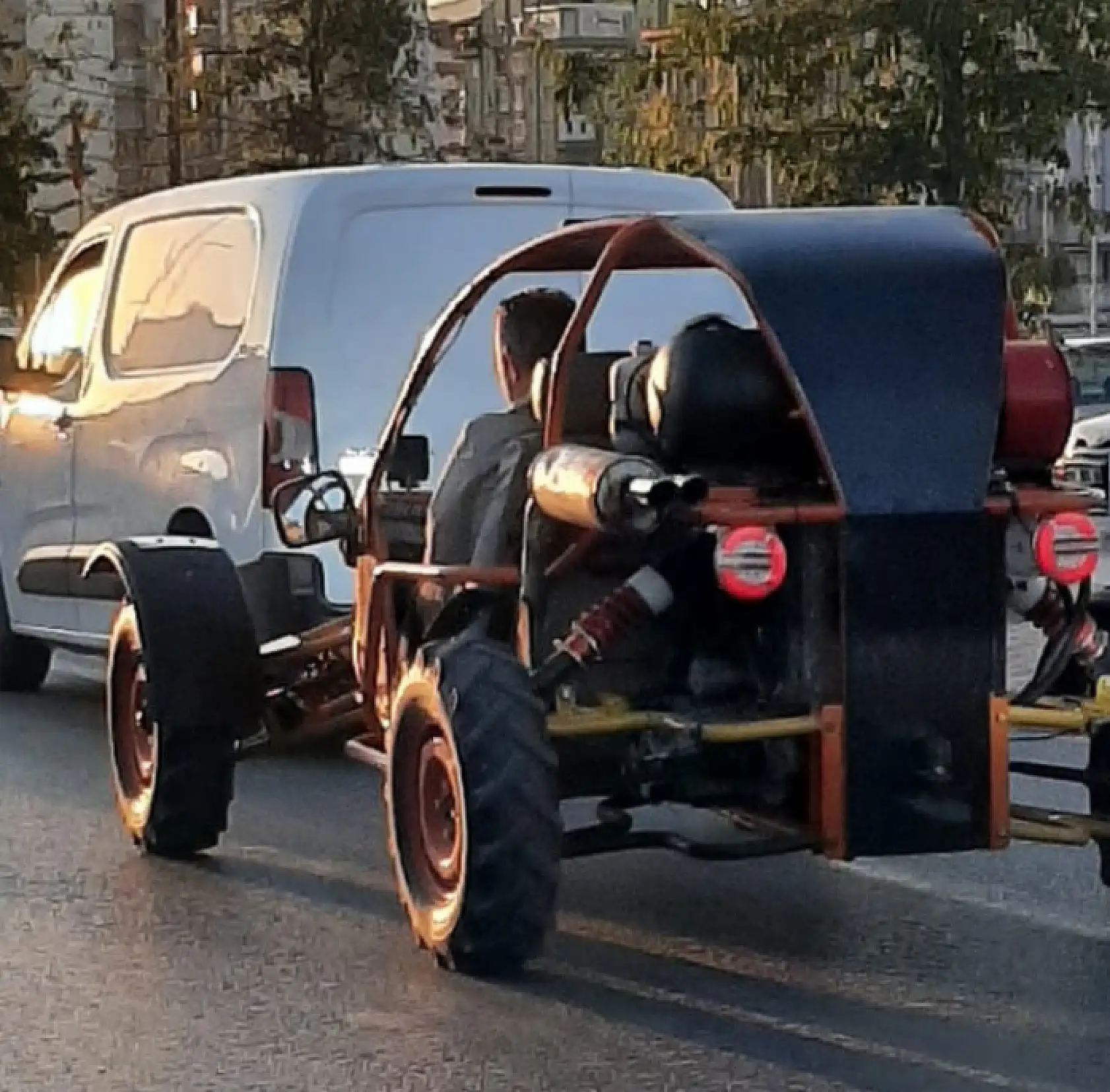Konya Trafiğinde Görülen Sıradışı Araç Merak Uyandırıyor