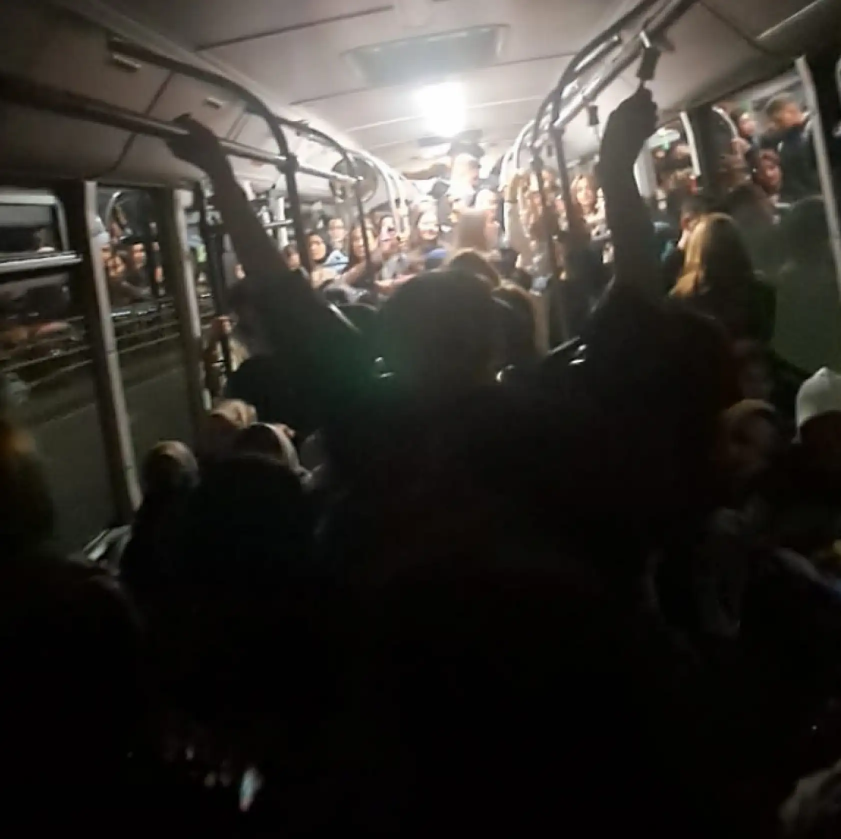 Konya'da üniversiteli öğrencilerin ulaşım çilesi çözüm bekliyor: 'Derslere geç kalıyoruz'