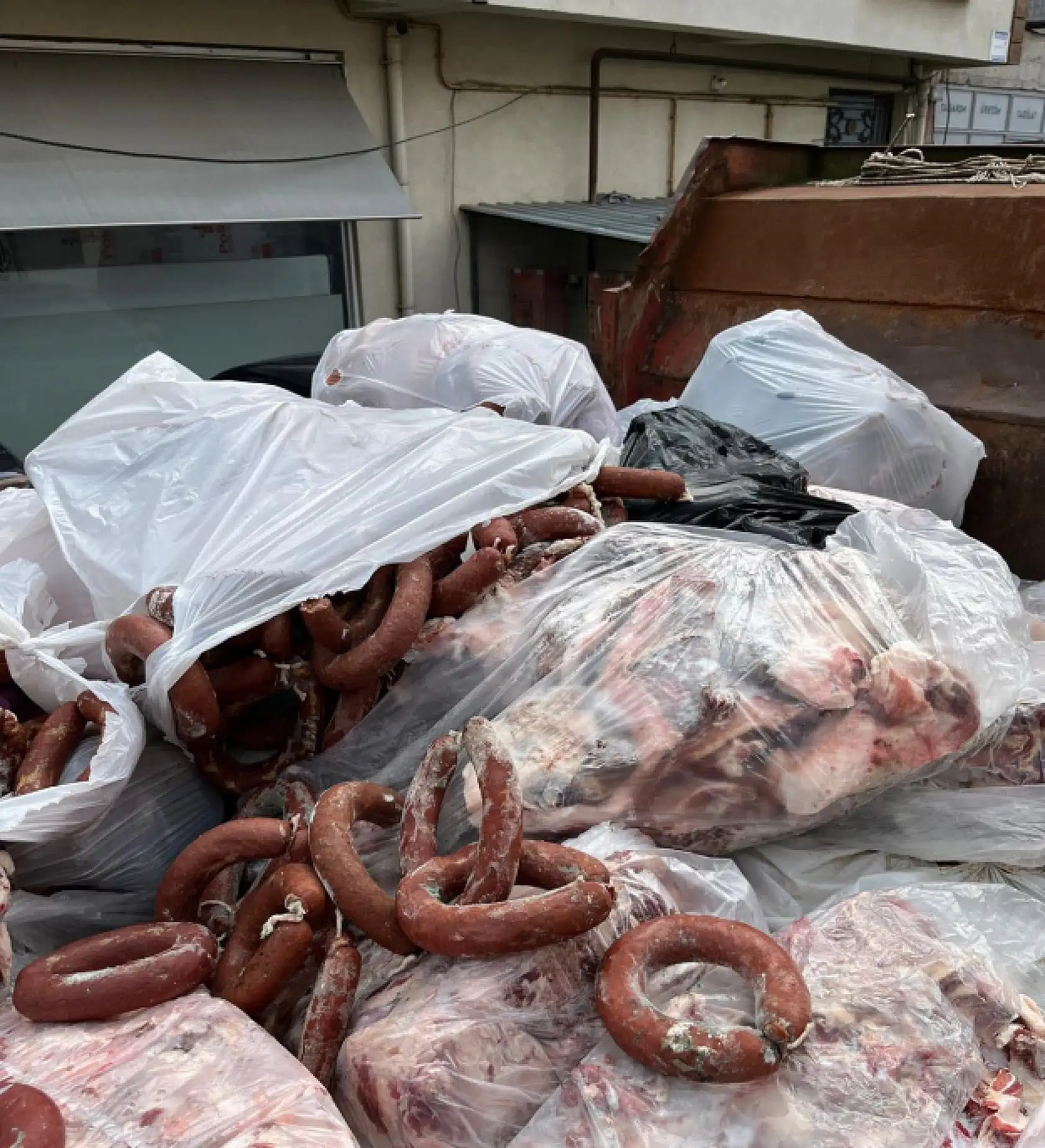 Dana sucuğunda domuz eti çıktı! 2,6 ton sucuk imha edildi