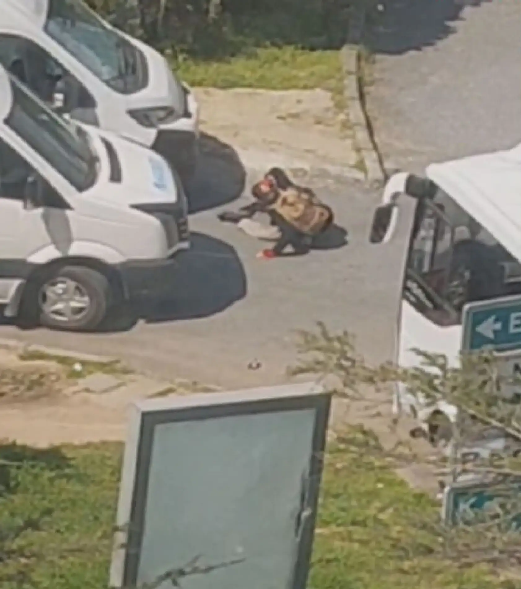 Konsolosluk yakınında silahlı çatışma: 2 polis yaralı, 3 şüpheli etkisiz hale getirildi