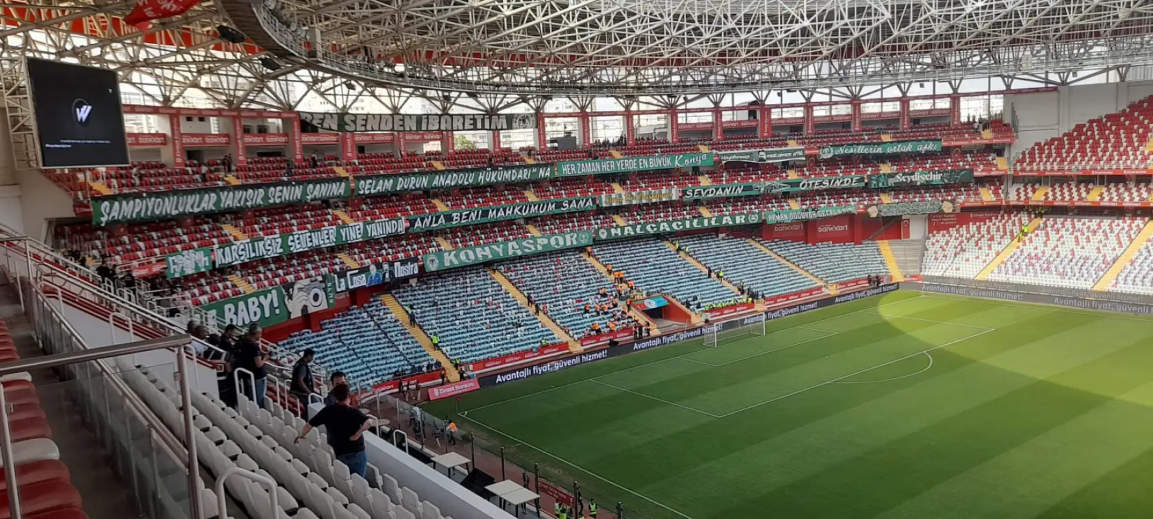 Konyaspor taraftarından Antalya'da görkemli hazırlık: Tribünler yeşil-beyaza büründü!