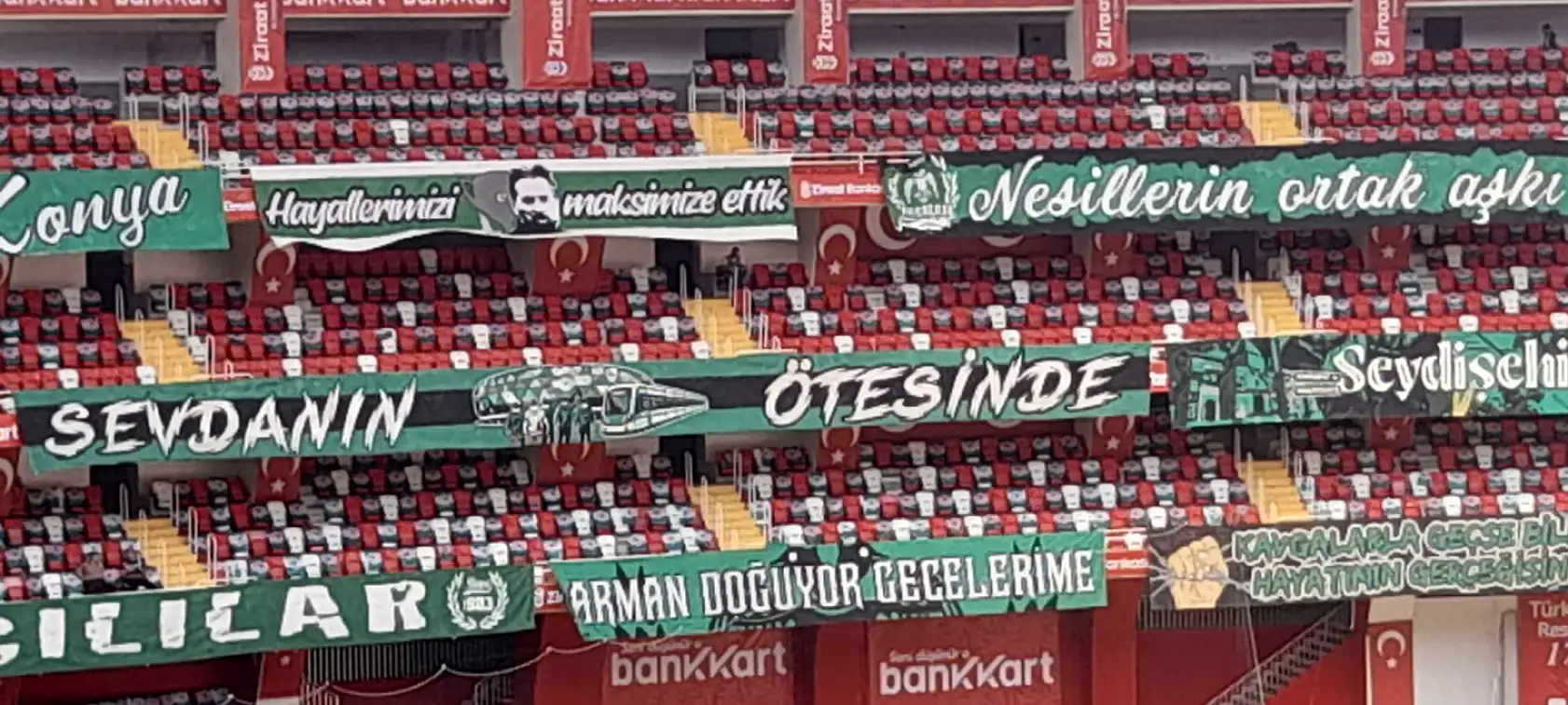 Konyaspor taraftarından Antalya'da görkemli hazırlık: Tribünler yeşil-beyaza büründü!