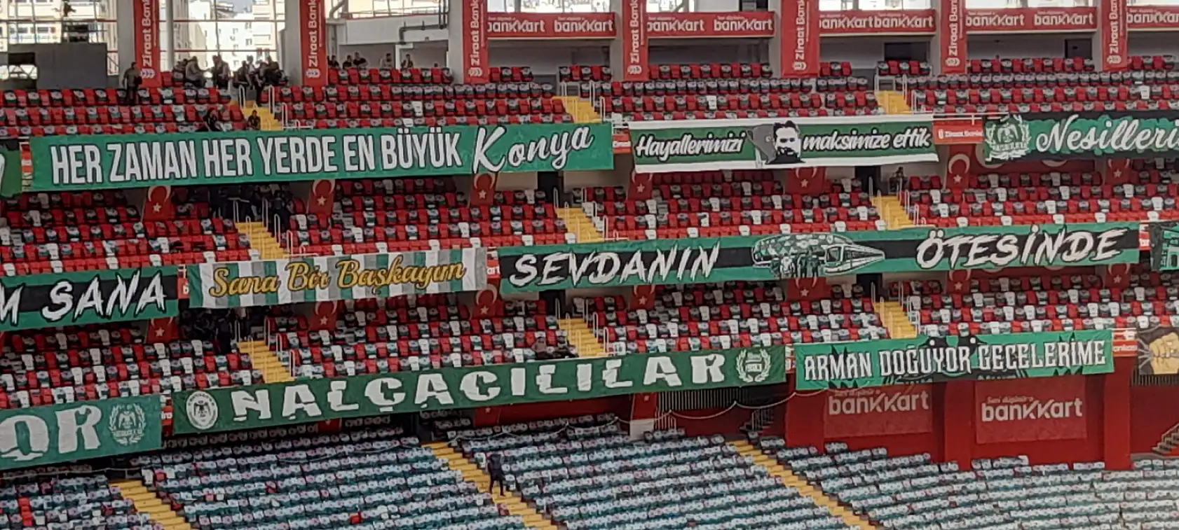 Konyaspor taraftarından Antalya'da görkemli hazırlık: Tribünler yeşil-beyaza büründü!