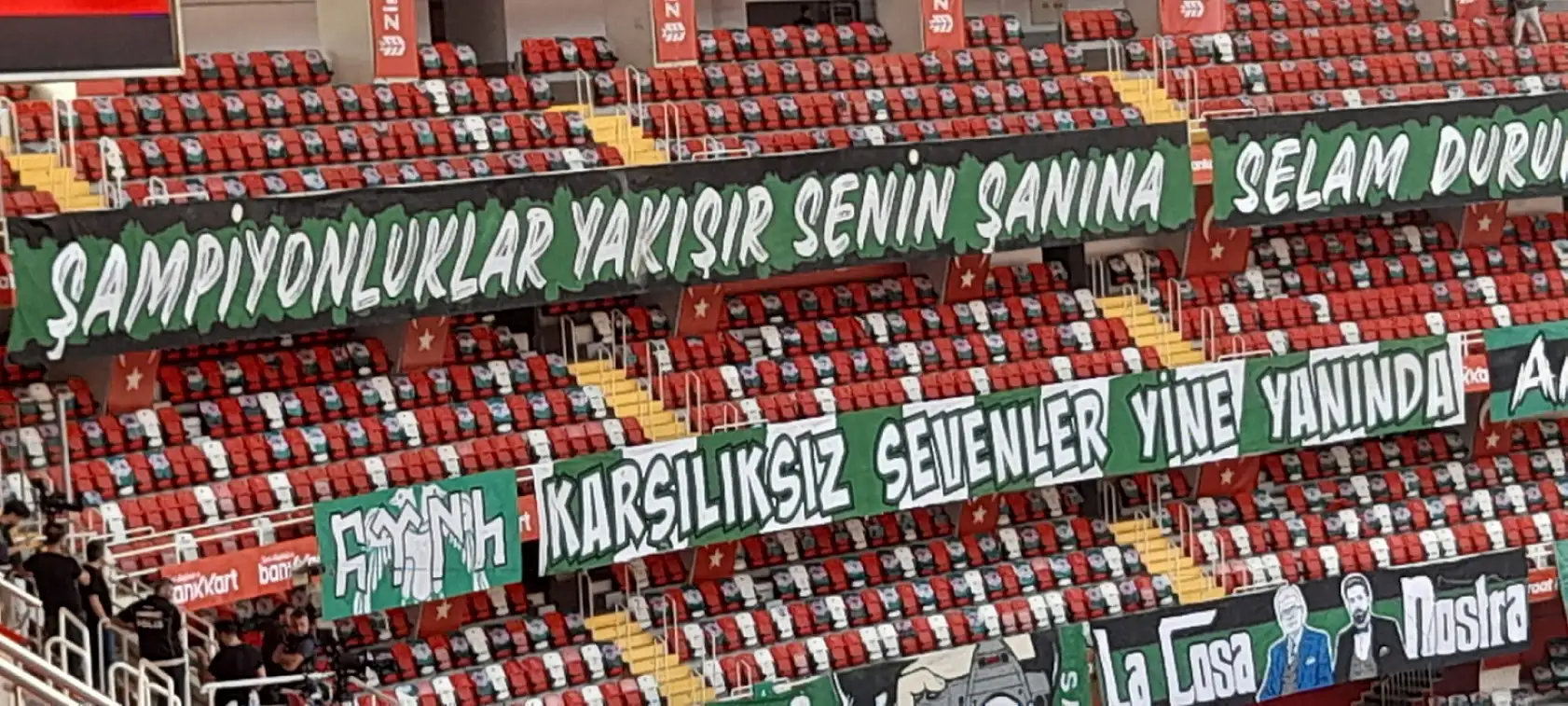 Konyaspor taraftarından Antalya'da görkemli hazırlık: Tribünler yeşil-beyaza büründü!