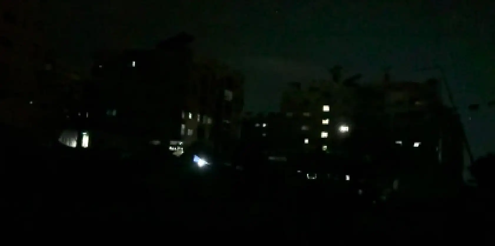 Gazze'de sivillerin sığındığı binaya bombardıman