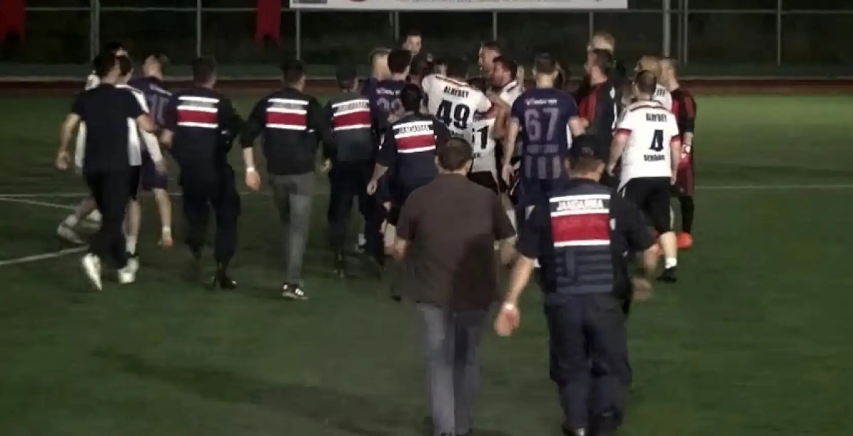 Polislerin maçında saha karıştı!