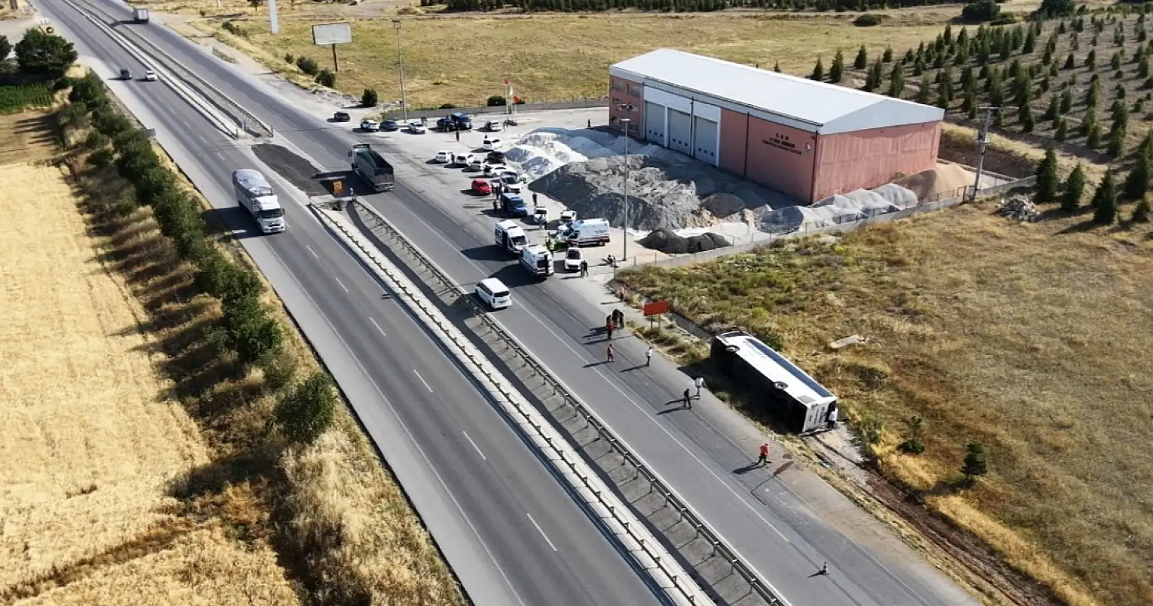 Yolcu otobüsü şarampole uçtu! Çok sayıda yaralı var