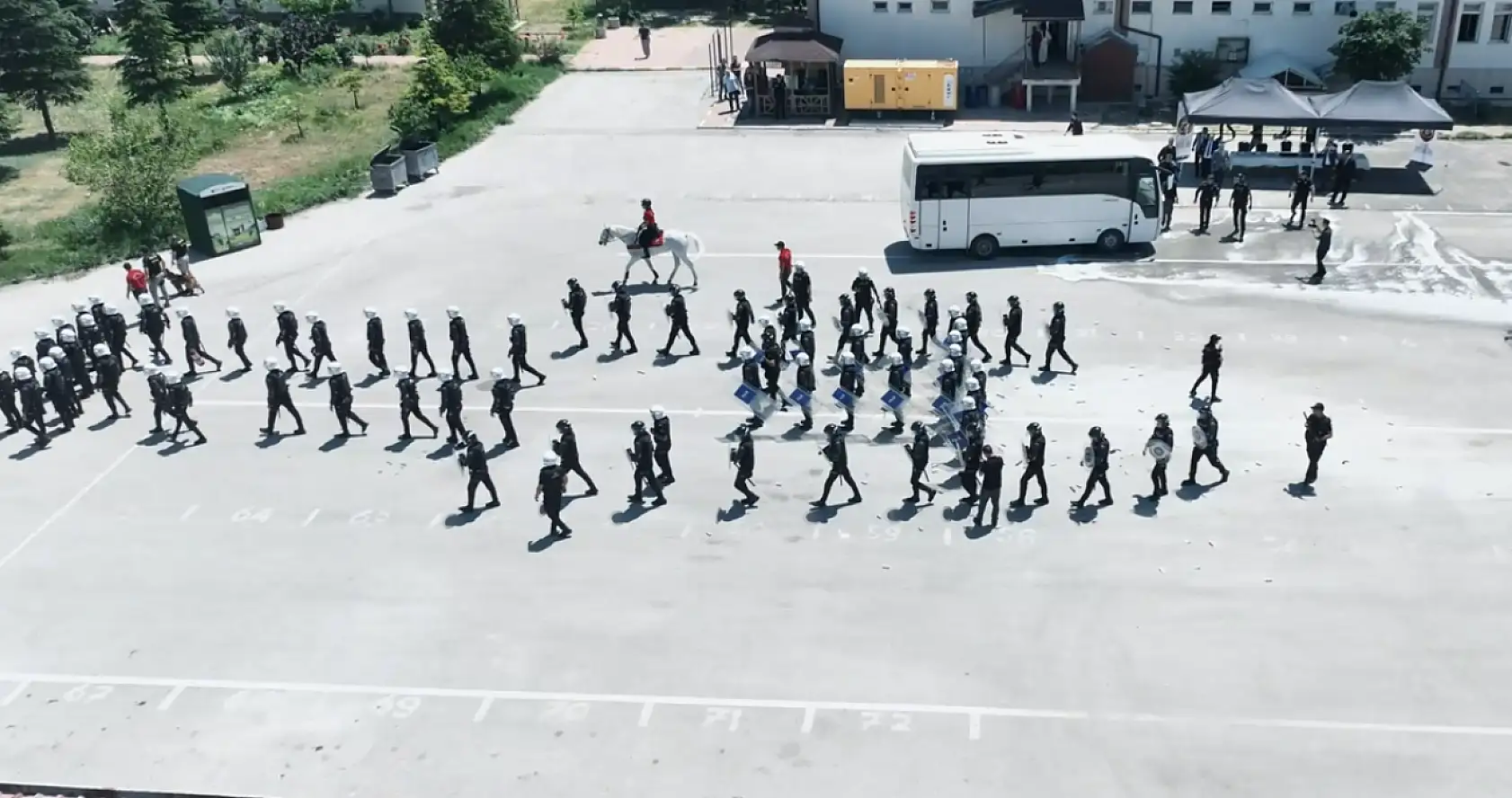 Konya'da bir grup polise saldırdı: Ekipler alarma geçti!