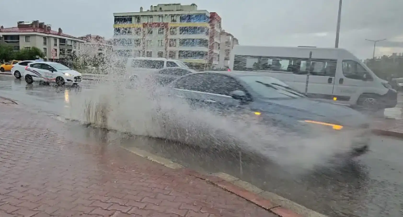Konya'ya sağanak yağış uyarısı: Plan yapanlar önlem alın!