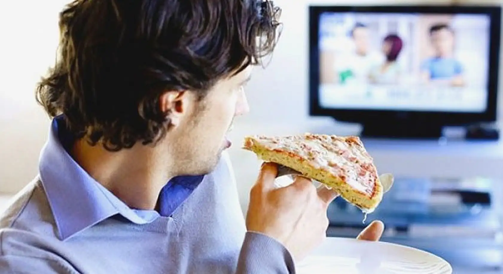Bilim uyardı: Televizyon karşısında yemek kilo aldırıyor