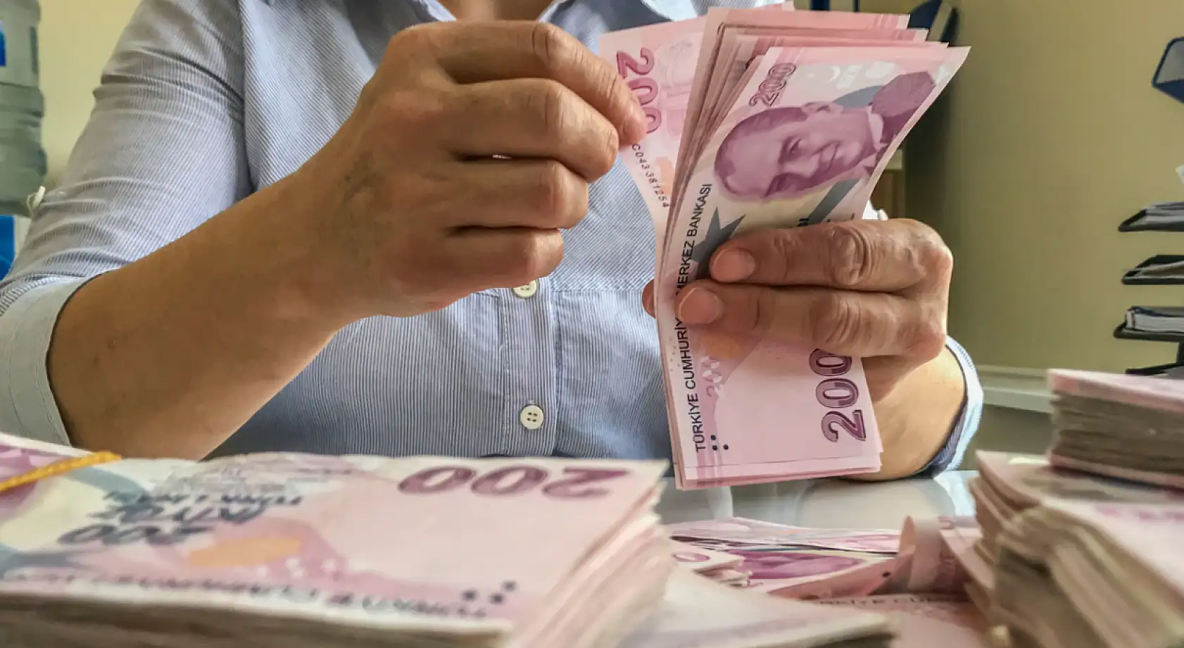 Mehmet Şimşek'ten emekli maaşı ve asgari ücret mesajı! Seyyanen zam yerine yeni destek modeli mi geliyor?