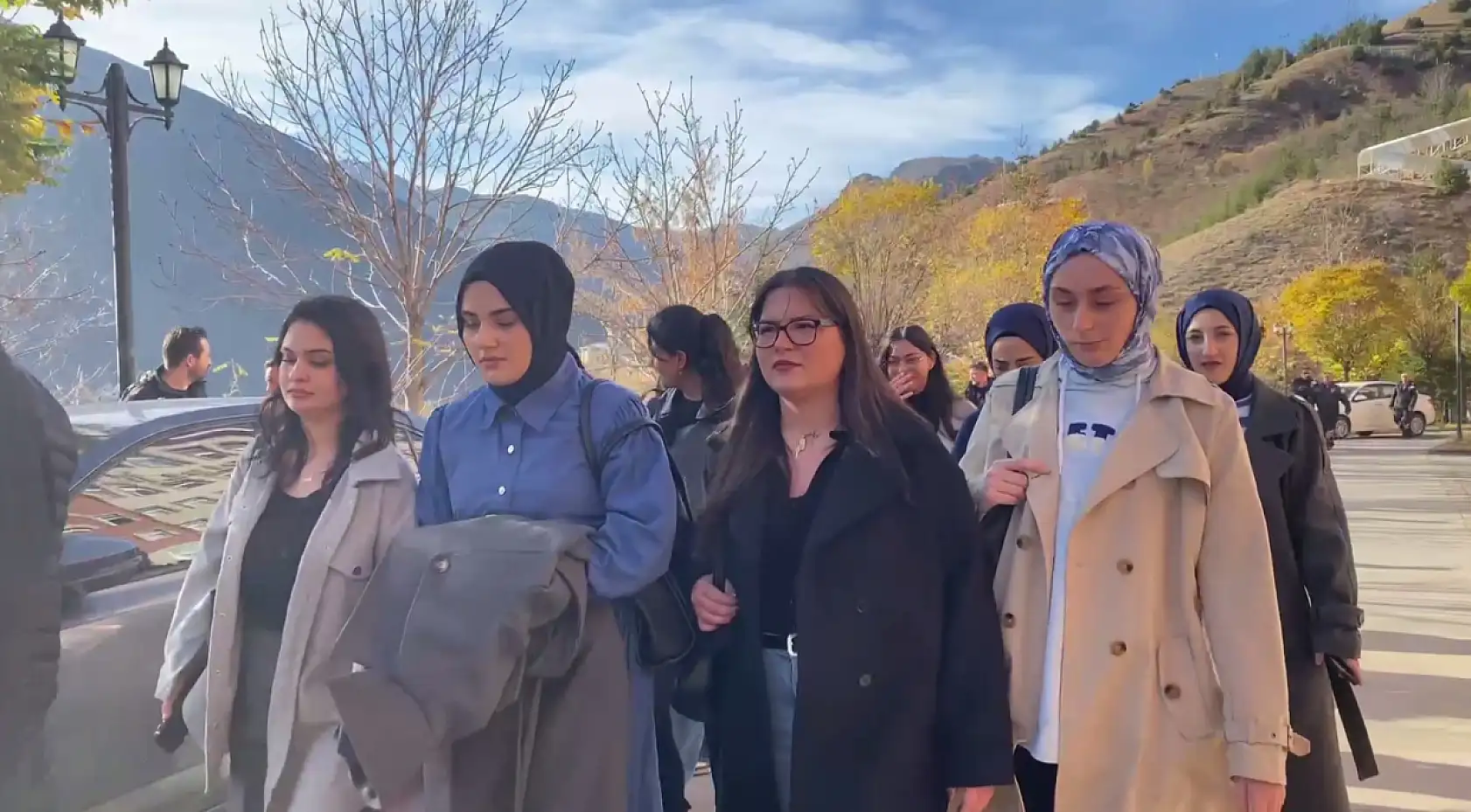 Üniversitede rehin krizi sonrası öğrencilerden sessiz yürüyüş