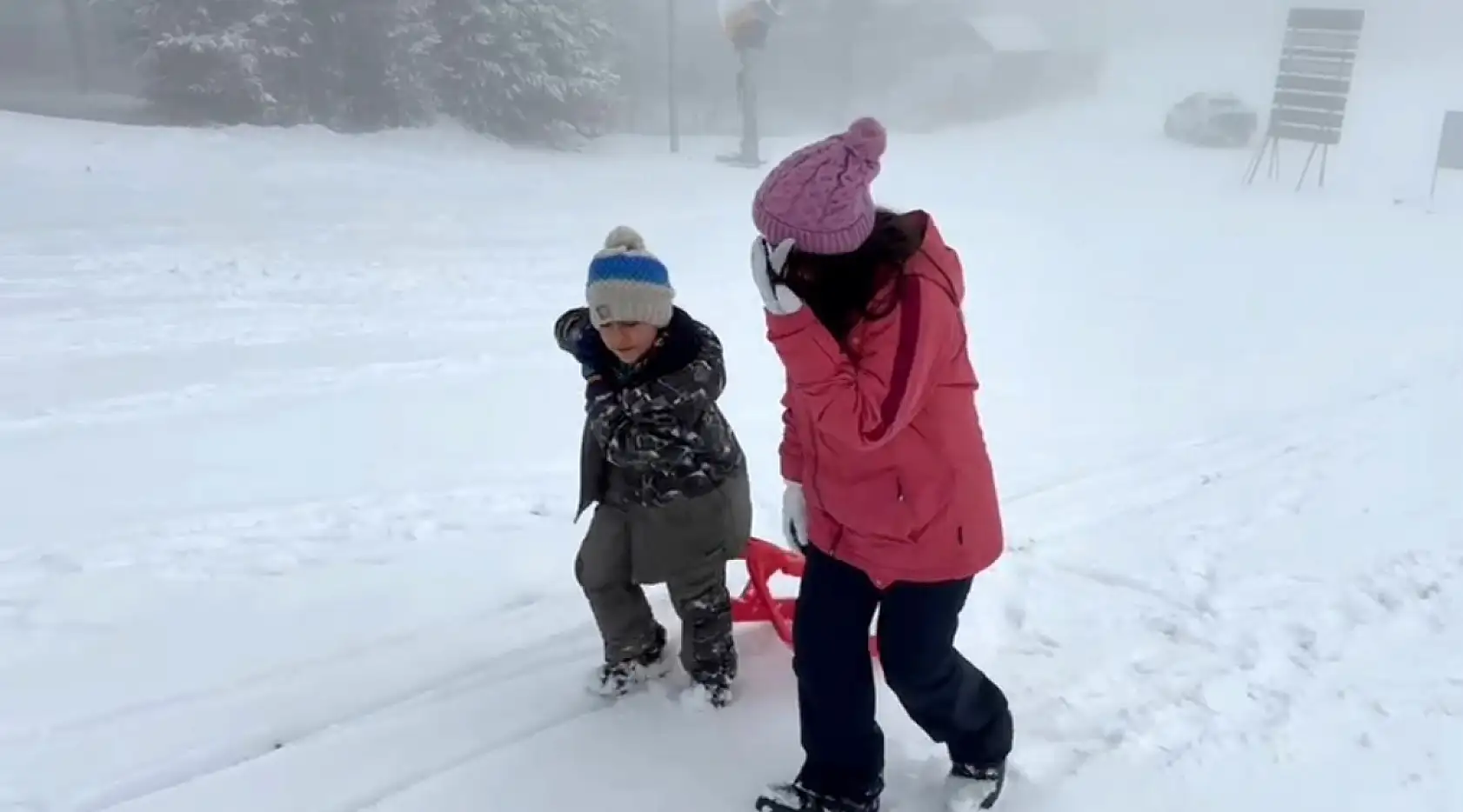 Kar yağışı şehirleri beyaza bürüdü: Çocuklar sokaklara akın etti