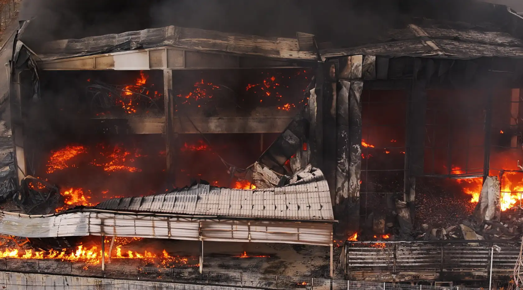 Kimyasal madde üreten fabrikada yangın!