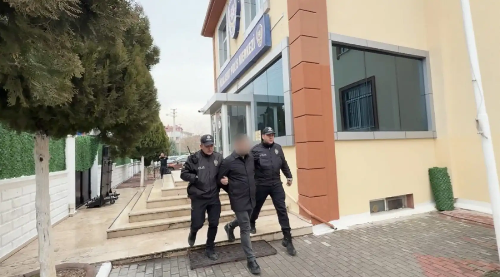 Konya'da alkollü sürücü 2 polisi yaraladı