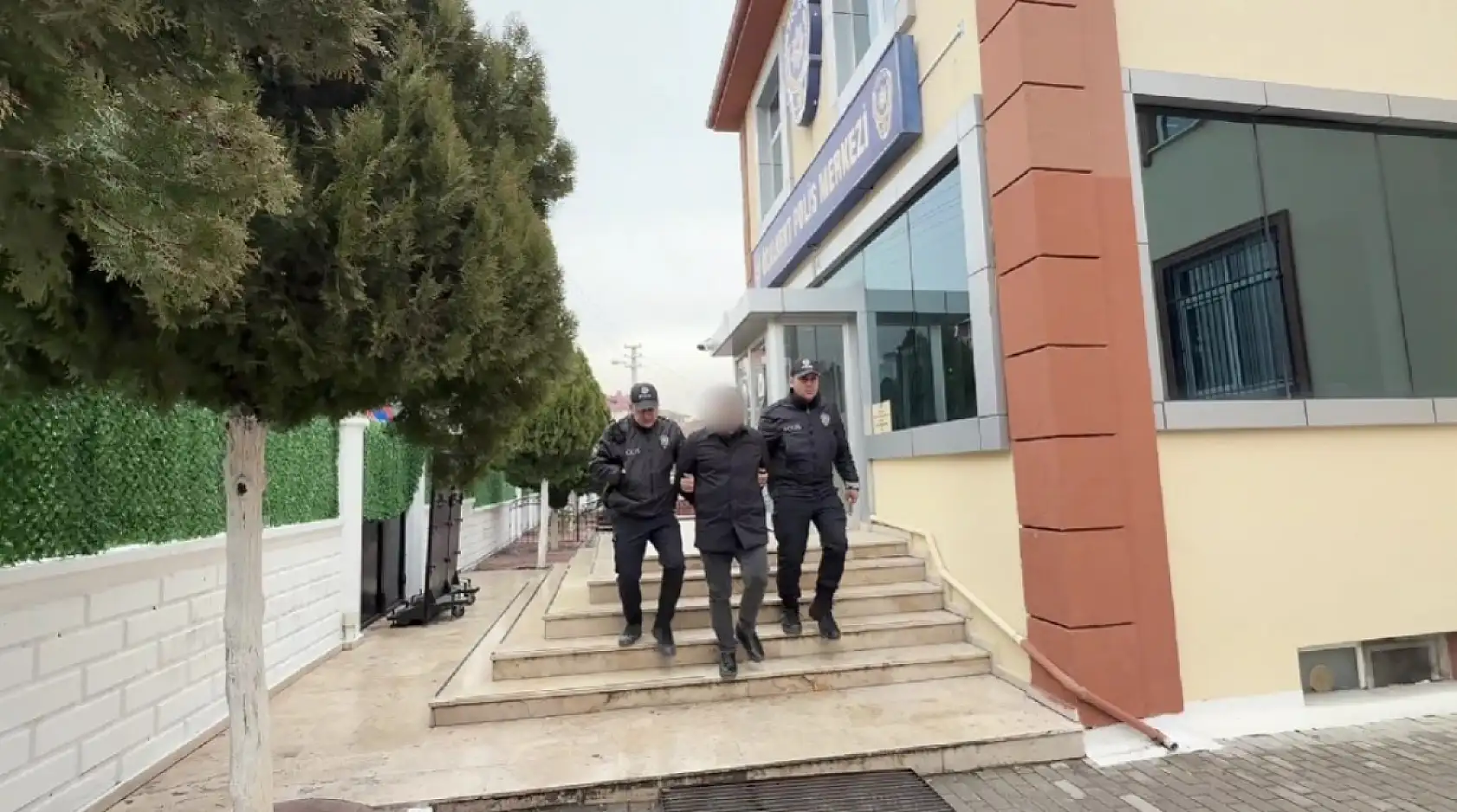 Konya'da alkollü sürücü 2 polisi yaraladı