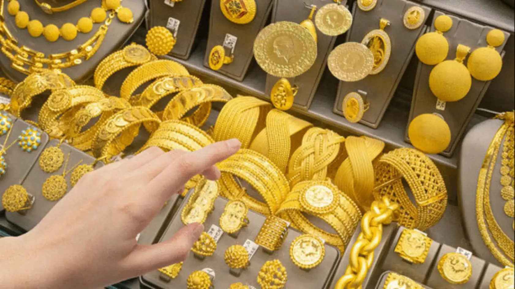 Altında rüzgar tersine döndü: Sert düşüş yaşanıyor! Gram, çeyrek, Cumhuriyet altını bugün ne kadar?