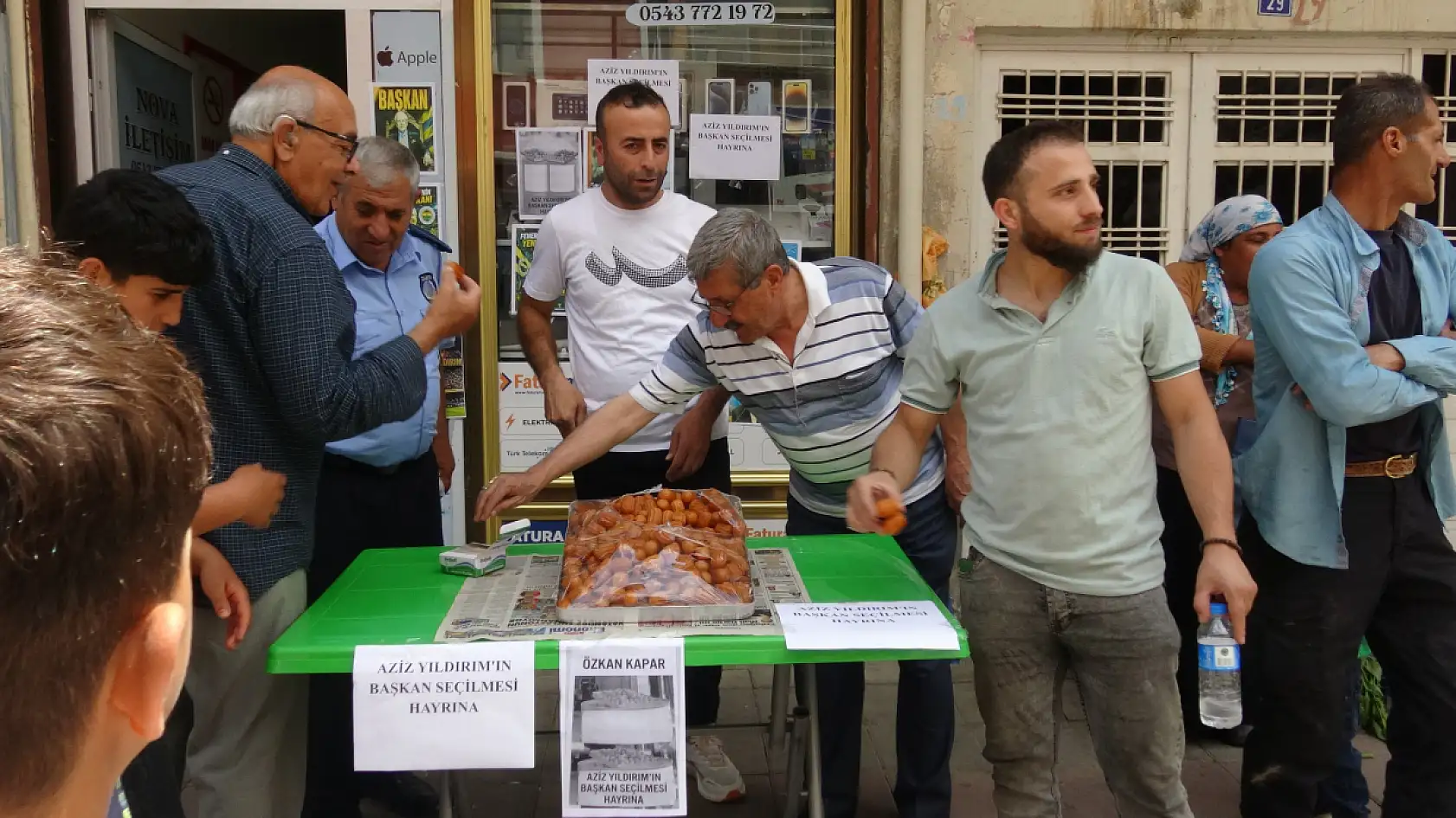 Aziz Yıldırım sevinci sokağa taştı! Başkanlık için lokma dağıttı